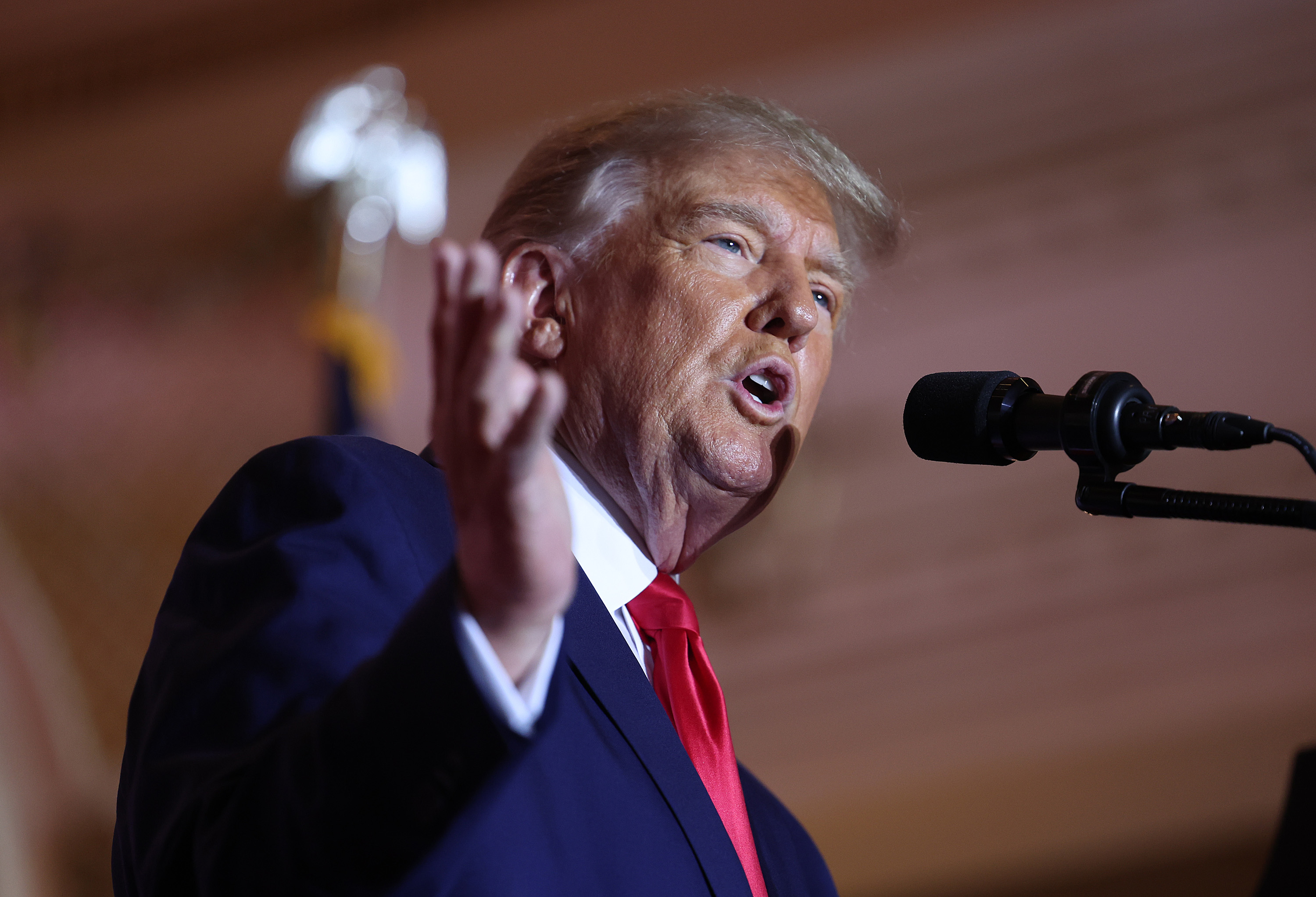 El expresidente de los Estados Unidos, Donald Trump, habla durante un evento en su casa de Mar-a-Lago el 15 de noviembre de 2022 en Palm Beach, Florida.