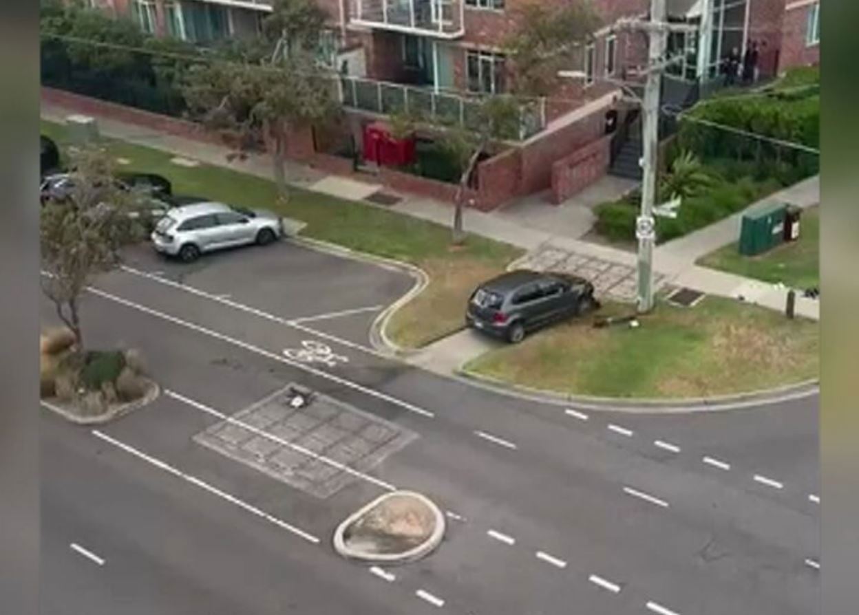 Footage captures moment car mounts curb and speeds on Melbourne footpath