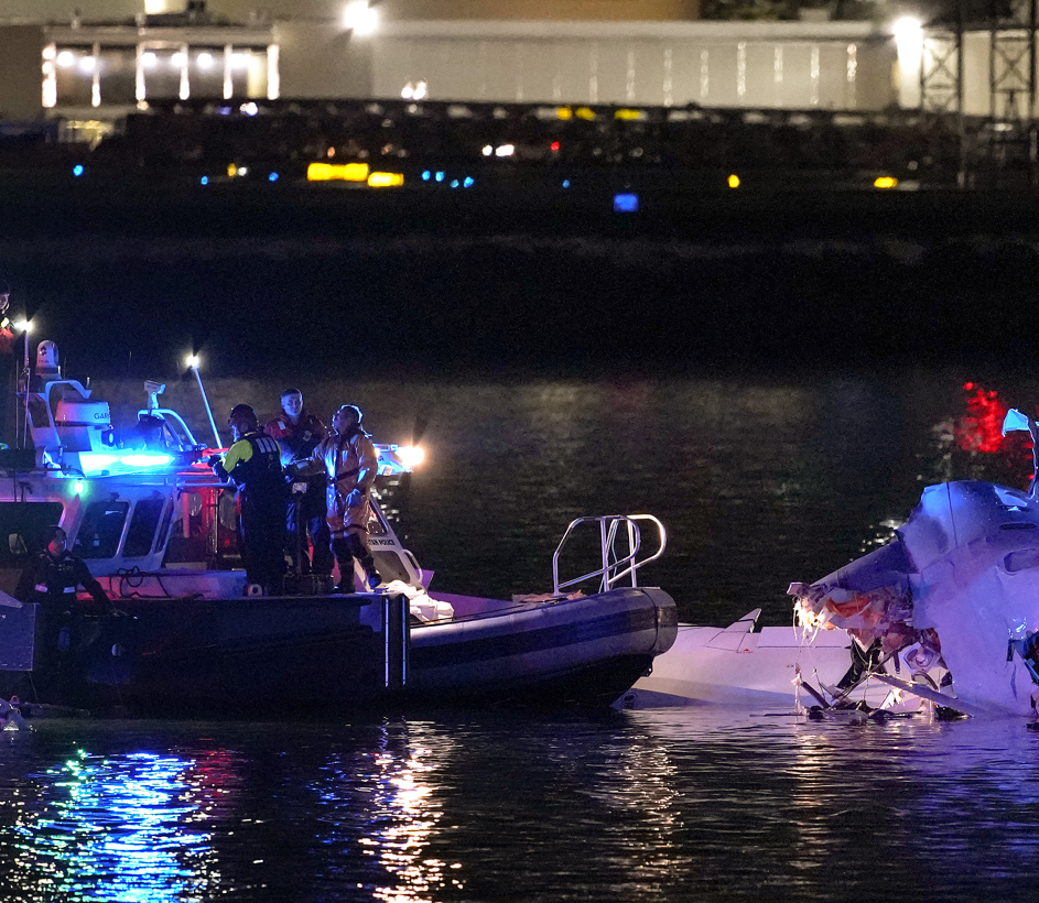 Washington DC plane crash wreckage cropped