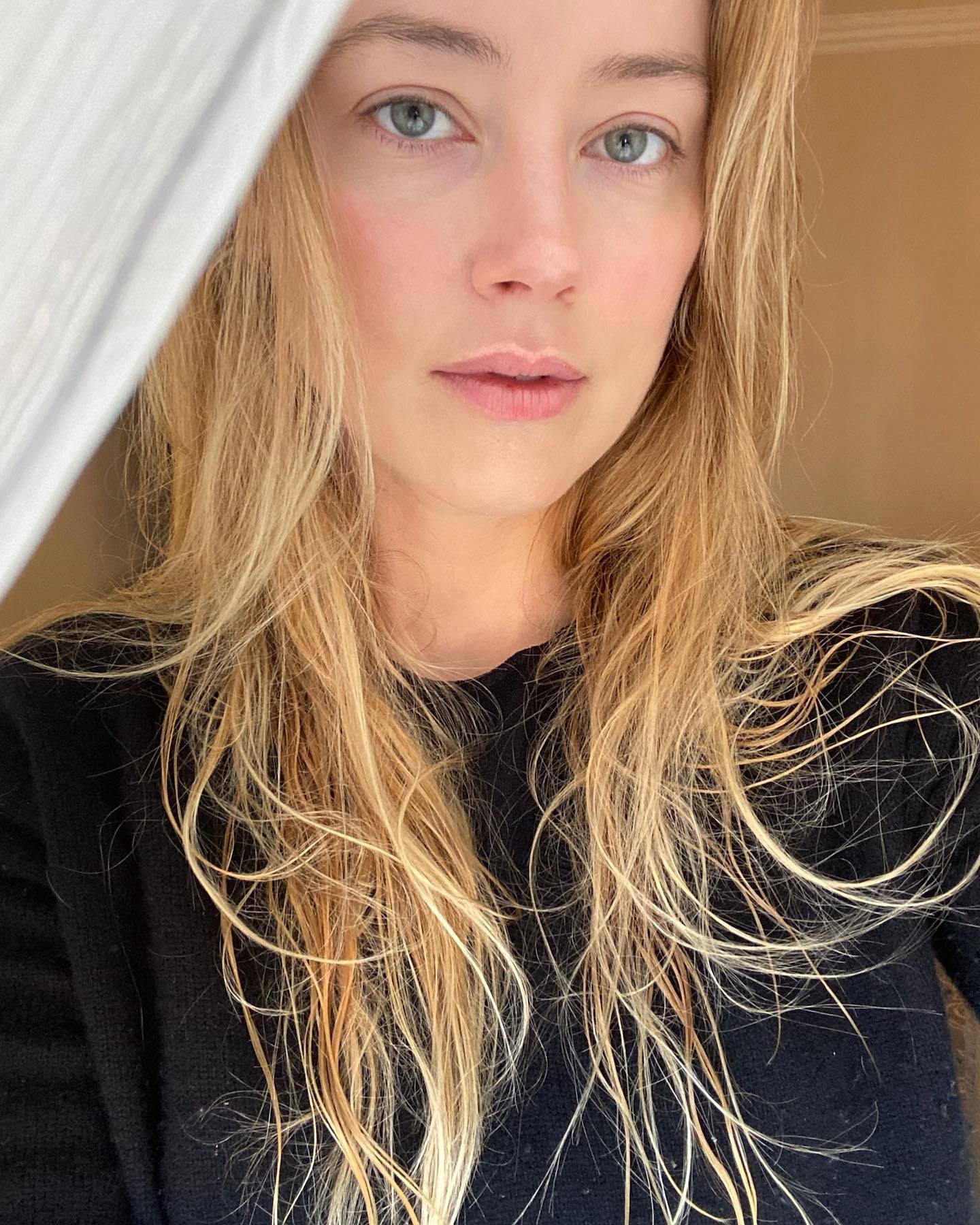 Amber Heard selfie