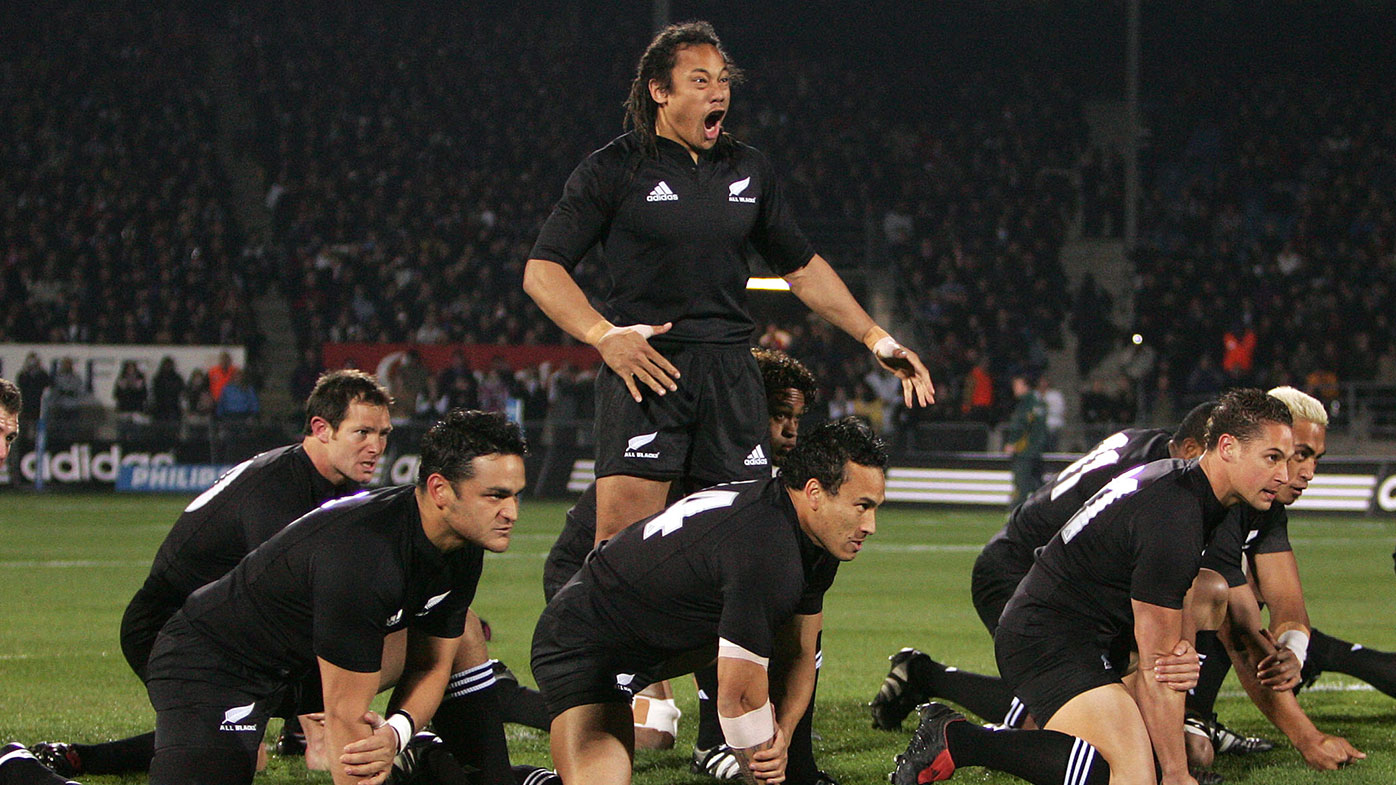 Tana Umaga leads the Haka 