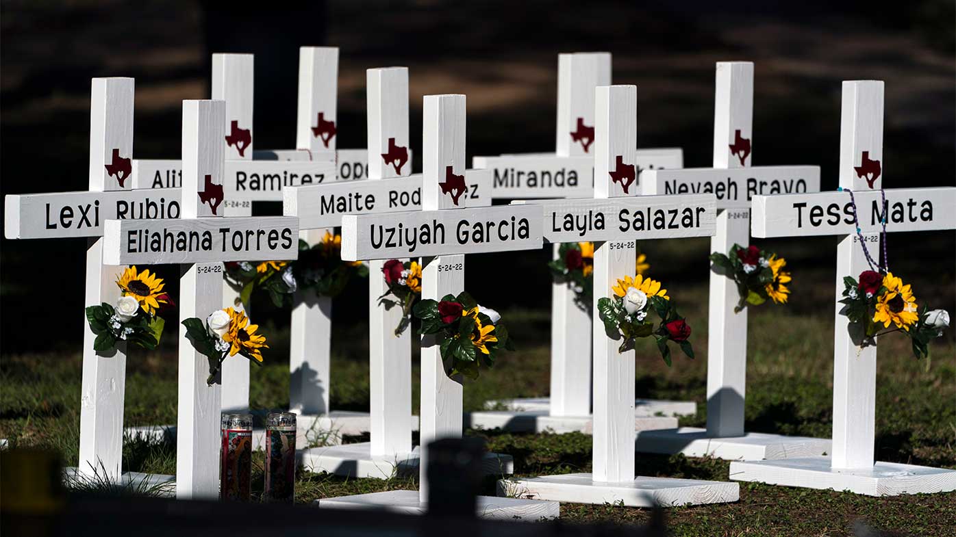 Las cruces con los nombres de las víctimas del tiroteo del martes se colocan fuera de la Escuela Primaria Robb en Uvalde, Texas.