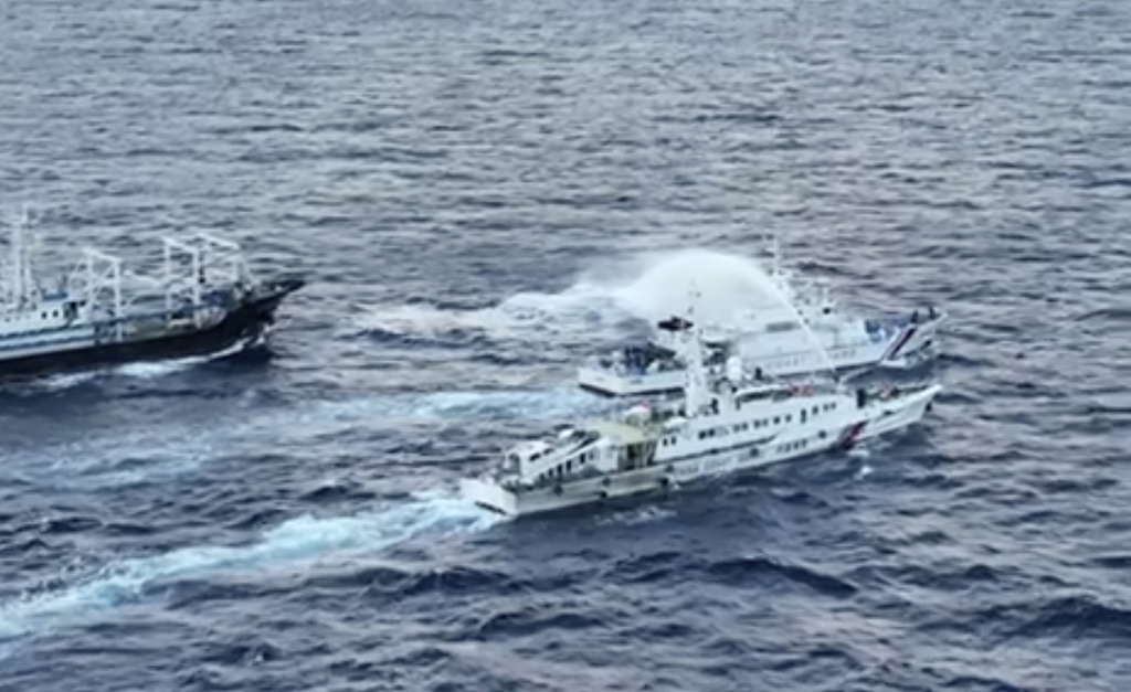 La guardia costera china ataca a los barcos de su vecino con cañones de agua