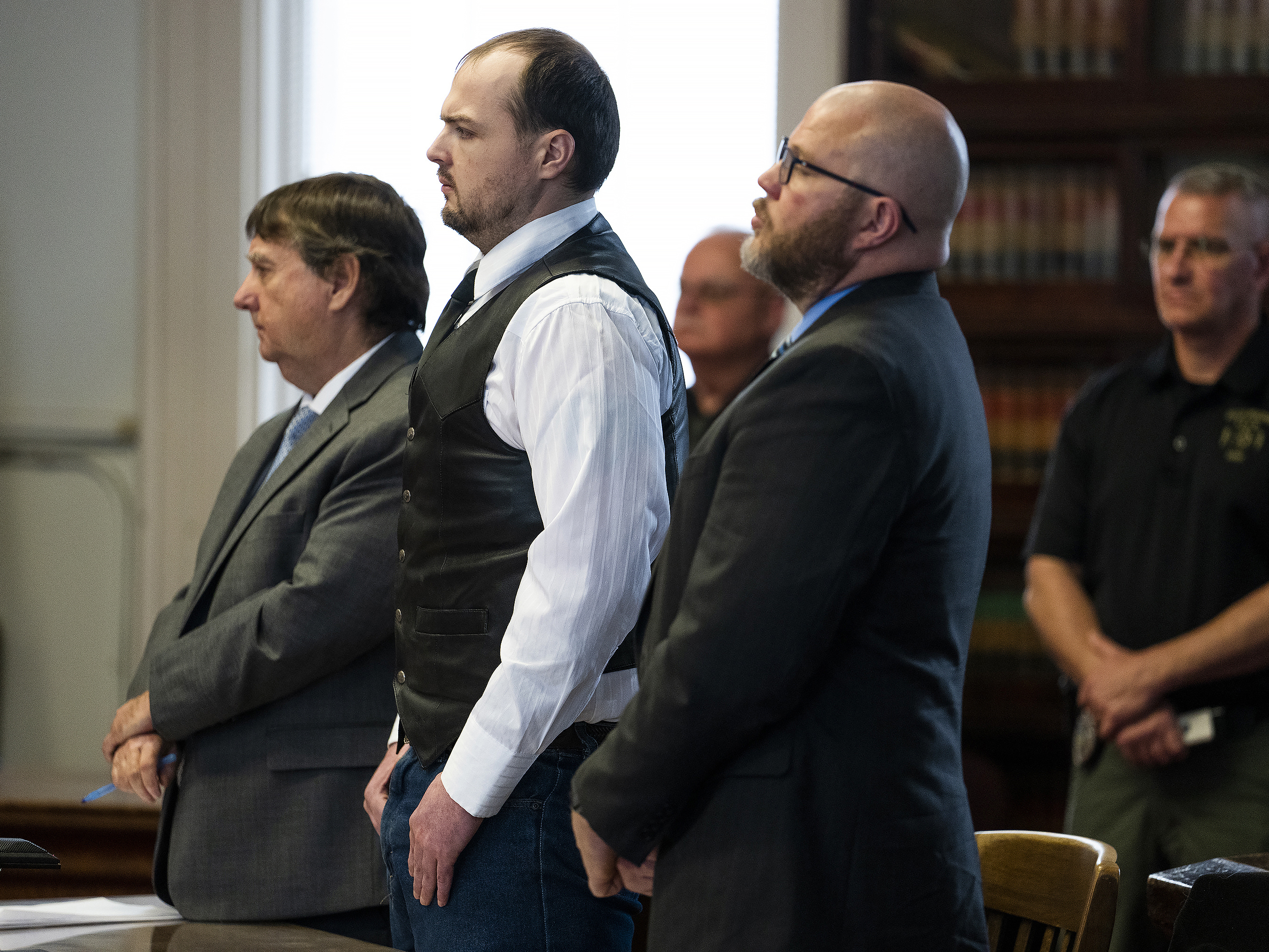 George Wagner IV junto a los abogados John P. Parker y Richard M. Nash mientras recibe su sentencia del juez Randy Deering en una audiencia en Waverly, Ohio. 