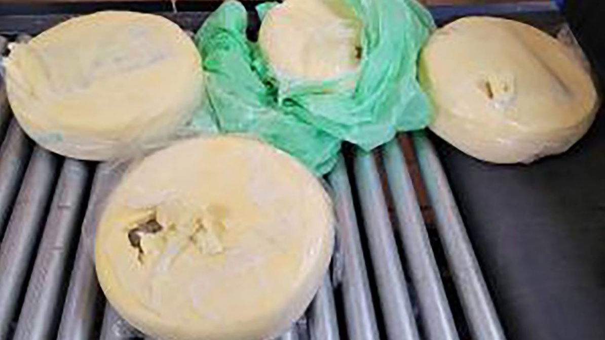 Un ciudadano estadounidense que declaró legalmente el queso enfrentará cargos por intento fallido de contrabando.