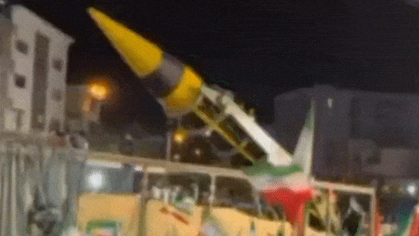Ballistic missile paraded through Iranian streets 