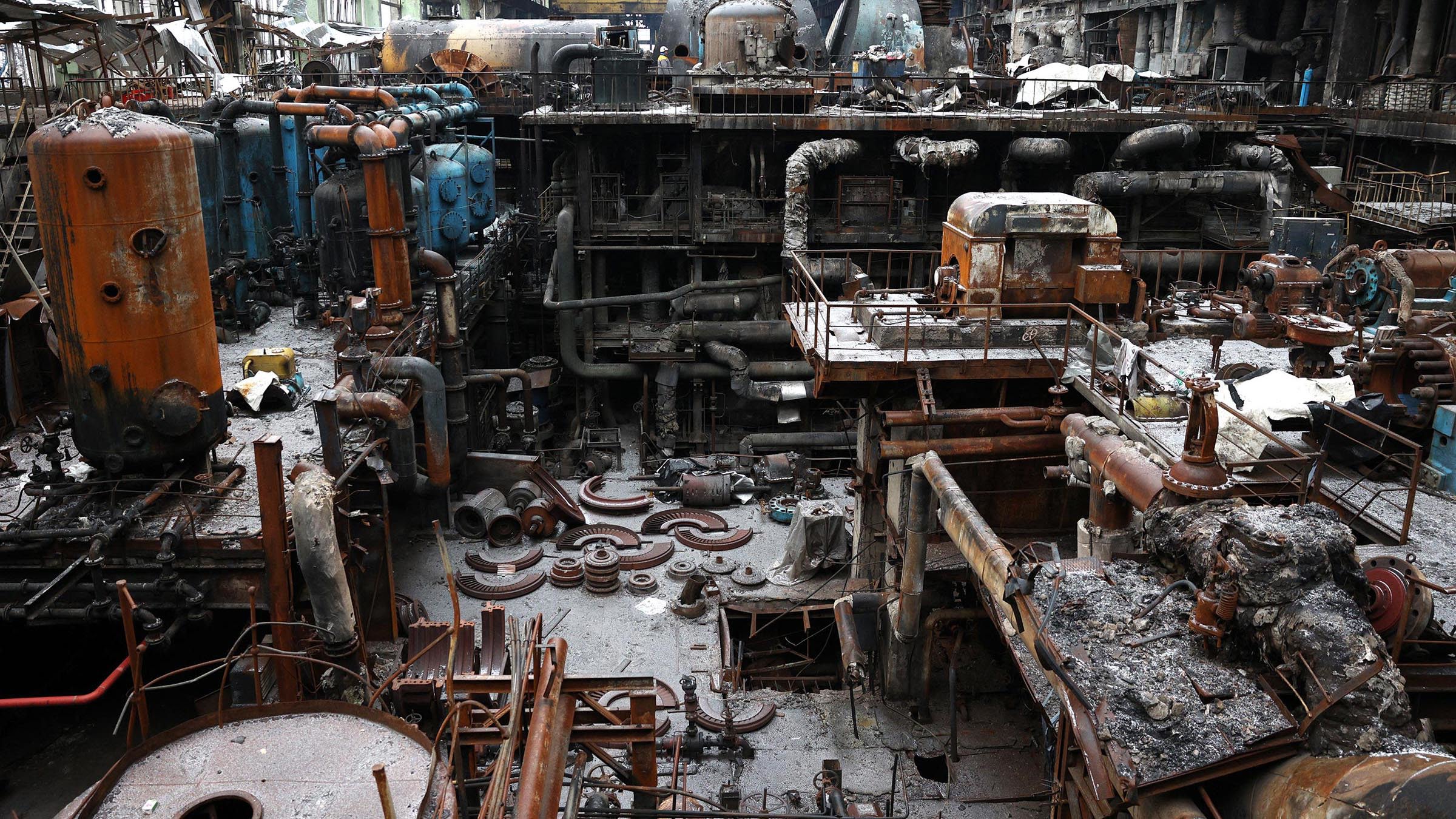 El salón de la turbina de una planta de energía térmica, dañada durante un ataque de misiles rusos, se ve en un lugar no revelado en Ucrania, el 5 de diciembre.