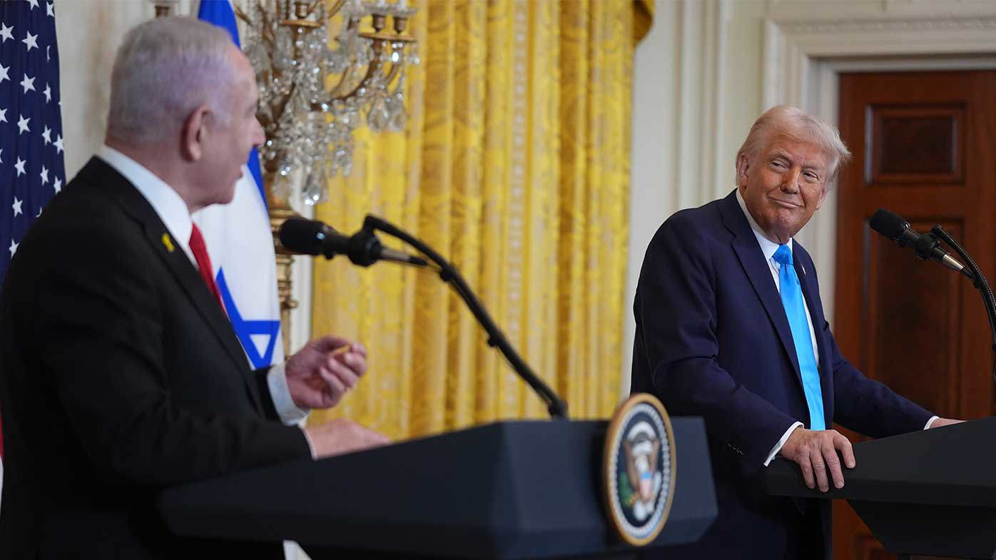 El presidente Donald Trump escucha mientras el primer ministro de Israel, Benjamin Netanyahu, habla.