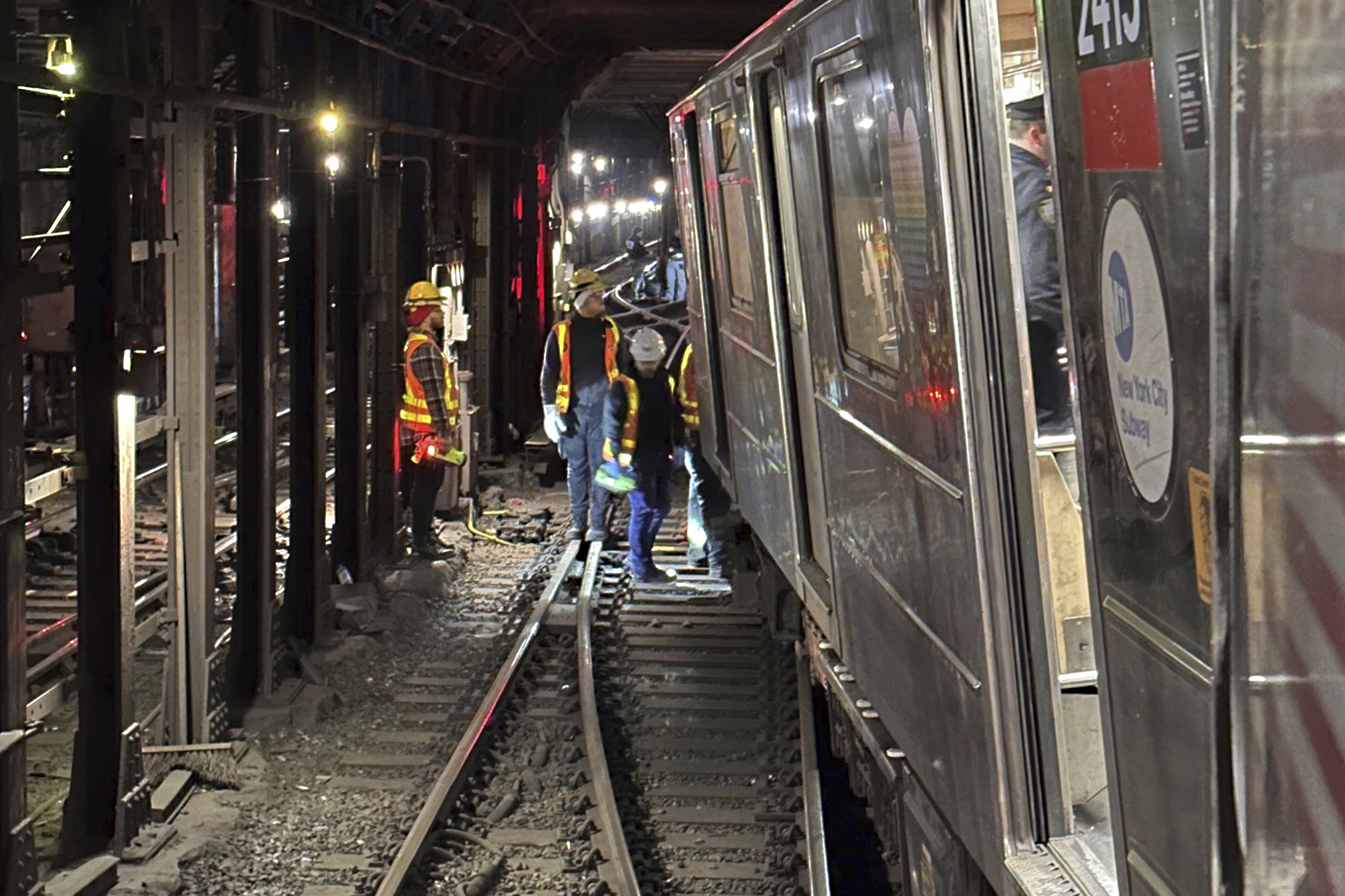 Esta fotografía proporcionada por NYC Emergency Management muestra el descarrilamiento de un vagón del metro de la ciudad de Nueva York, el jueves 4 de enero de 2024. Un tren del metro de la ciudad de Nueva York descarriló el jueves después de ser chocado lateralmente por otro tren, dejando a más de 20 personas con heridas leves, entre ellas algunos de los cuales fueron llevados a hospitales, dijo el Departamento de Policía de la ciudad de Nueva York.  (Gestión de Emergencias de Nueva York vía AP)