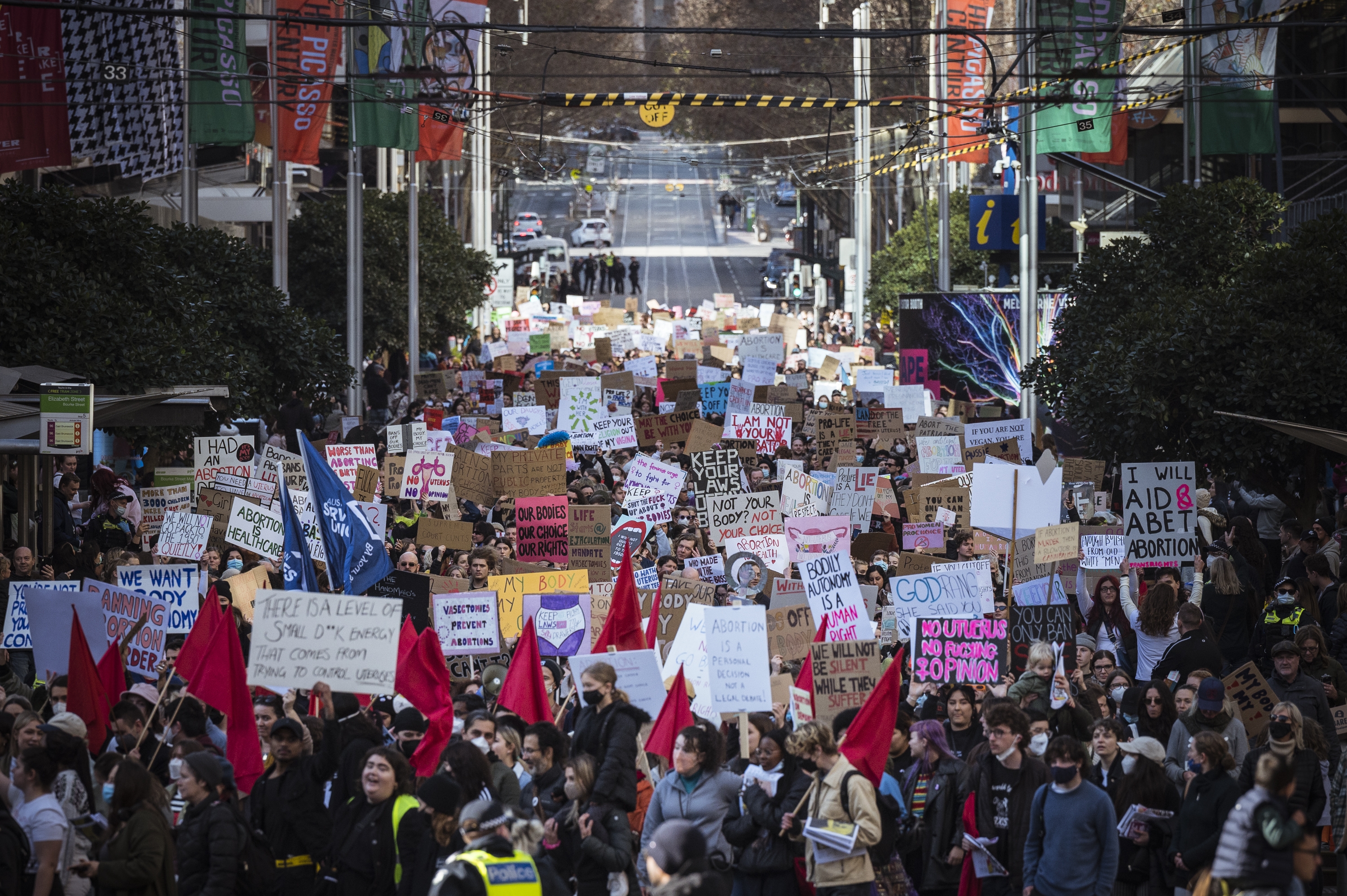 02/07/22 Miles de furiosos partidarios del derecho al aborto protestaron hoy en Melbourne.  Fotografía de Chris Hopkins