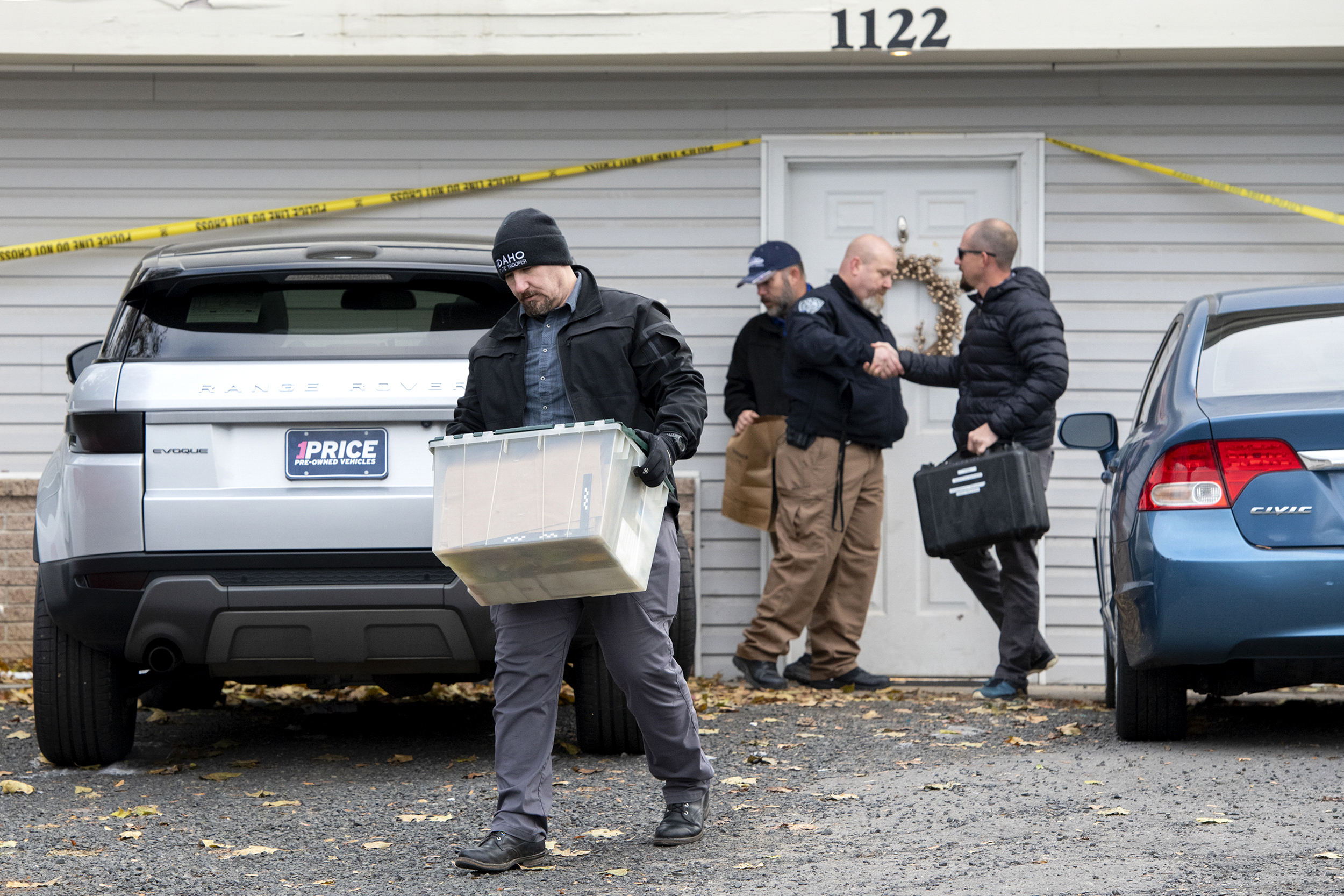 Los oficiales investigan la muerte de cuatro estudiantes de la Universidad de Idaho en un complejo de apartamentos al sur del campus el lunes 14 de noviembre de 2022 en Moscow, Idaho. 