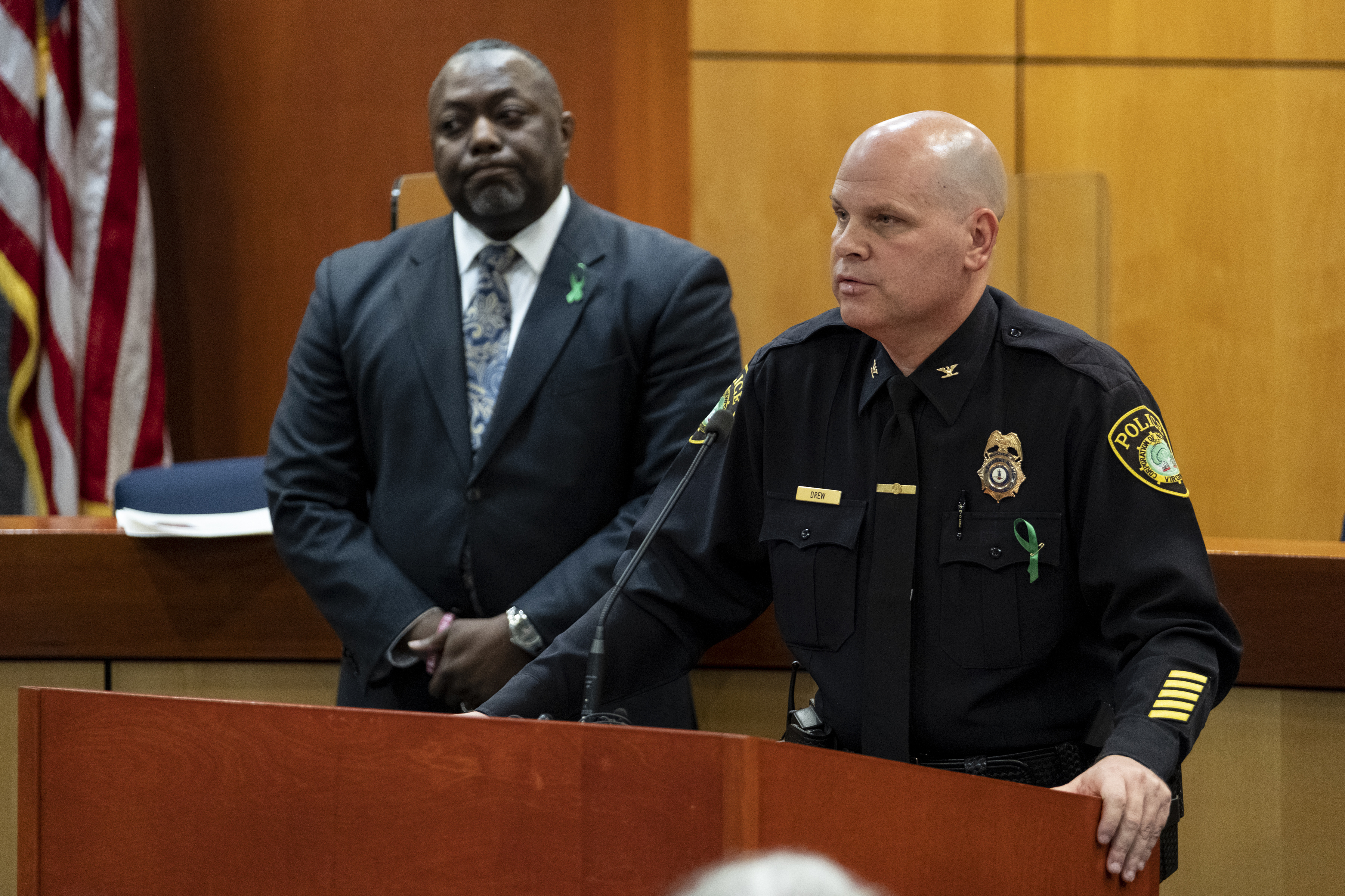 El jefe de policía de Newport News, Steve Drew, a la derecha, y el superintendente de Newport News, George Parker, responden preguntas sobre un maestro que recibió un disparo de un niño armado de 6 años en la escuela primaria Richneck durante una conferencia de prensa en el edificio de administración de las escuelas públicas de Newport News en Newport News. , Virginia, el lunes 9 de enero de 2023. 