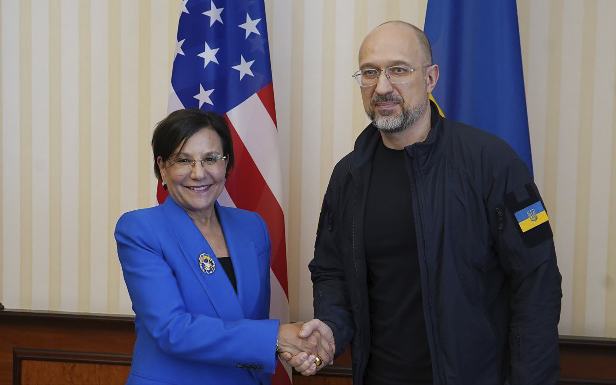 La exsecretaria de Comercio de Estados Unidos, Penny Pritzker, estrecha la mano del primer ministro de Ucrania, Denys Shmyhal.