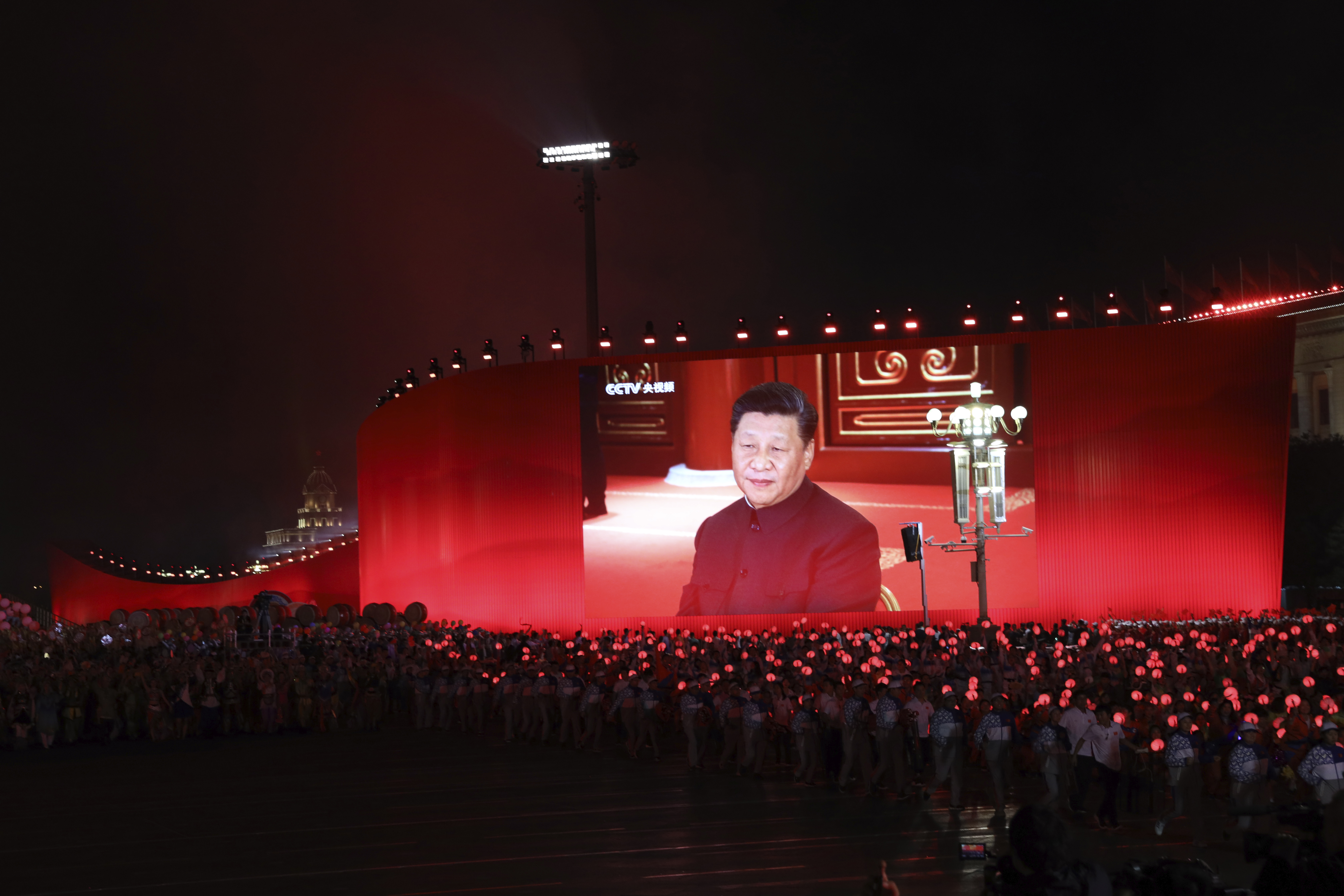 ARCHIVO - El presidente chino, Xi Jinping, aparece en una pantalla durante la velada de gala celebrada en la Plaza de Tiananmen por el 70 aniversario de la fundación de la República Popular China en Beijing el 1 de octubre de 2019. Mientras Beijing se prepara para celebrar la inauguración de los Juegos Olímpicos de Invierno en febrero de 2022, el presidente y líder del partido chino, Xi Jinping, parece tener el control firme. El partido ha hecho de la estabilidad política una cuestión primordial y dice que ha sido la base del crecimiento económico que ha mejorado la calidad de vida de las personas.