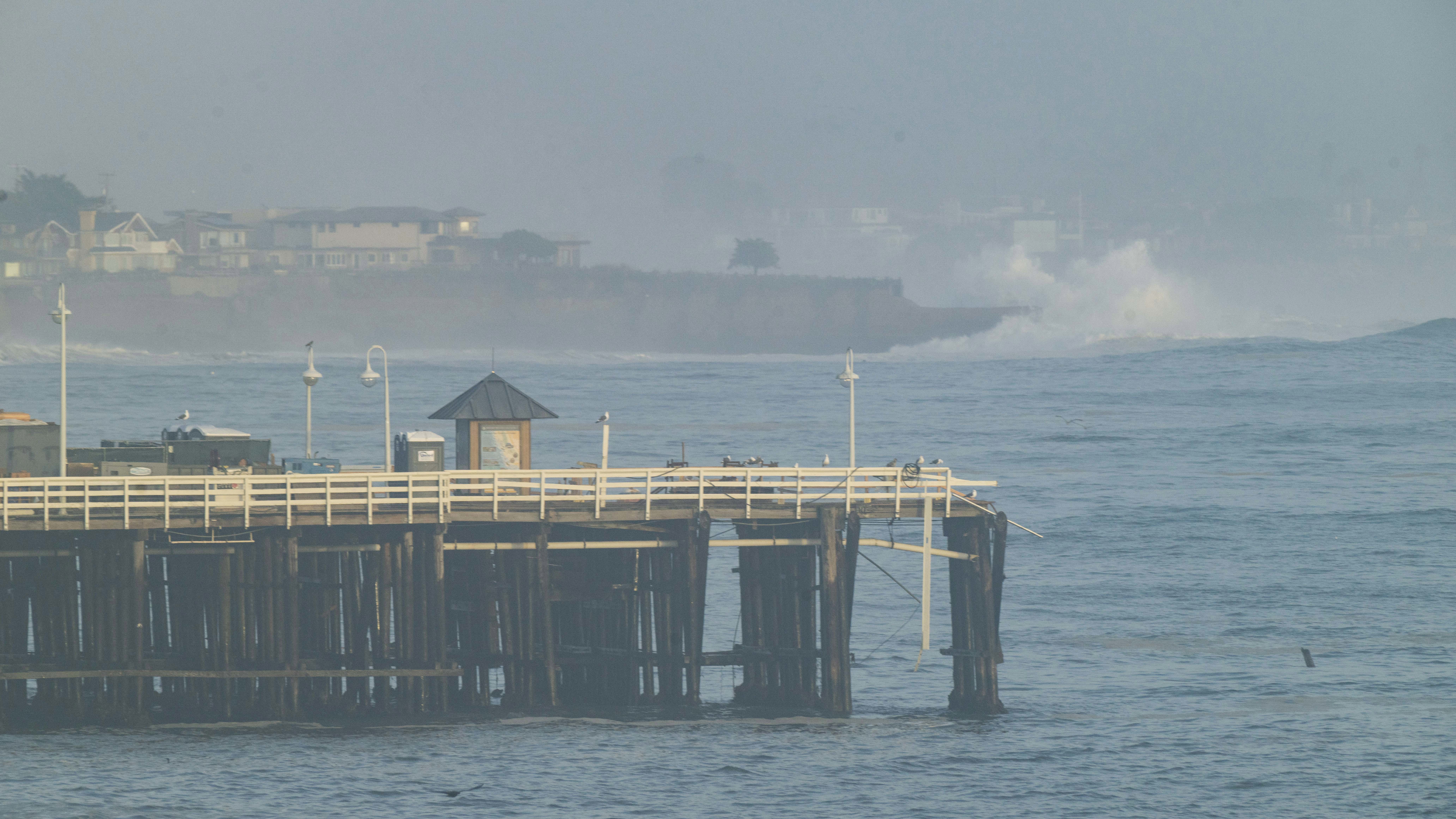 Se ven daños al final del muelle de Santa Cruz durante el fuerte oleaje en Santa Cruz, California, el lunes 23 de diciembre de 2024. (Foto AP/Nic Coury)