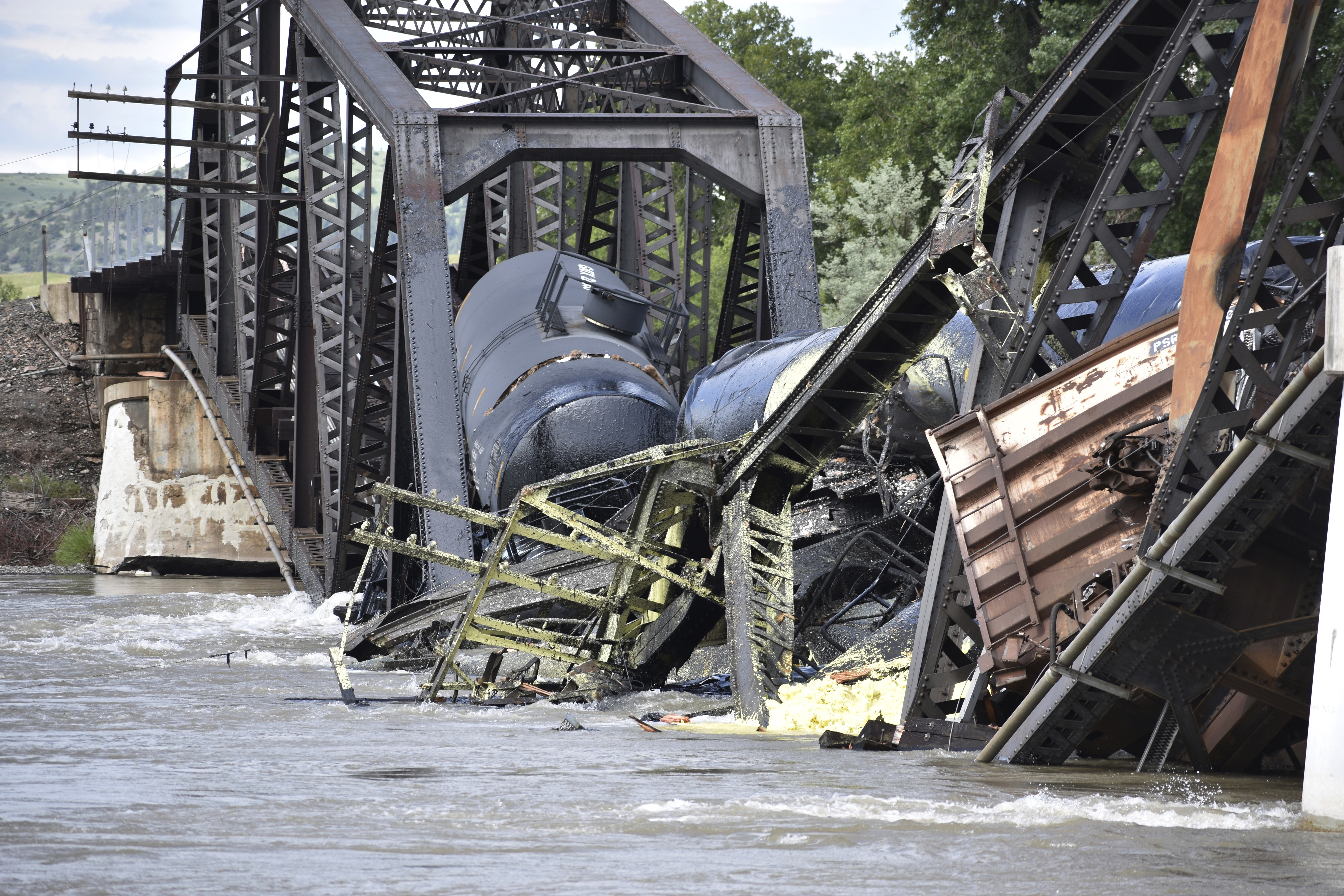 Tren que transportaba material peligroso se sumerge en el río Yellowstone después de que el puente se derrumba