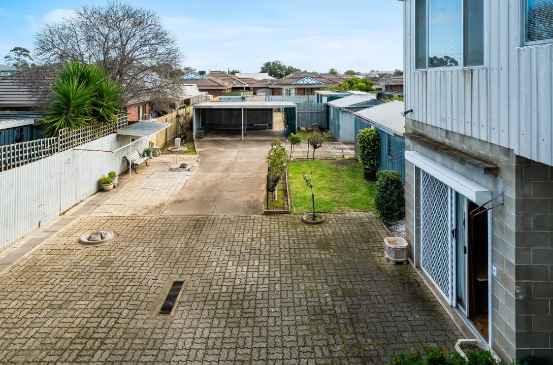 Rare office and residential building in Adelaide sells under the hammer for $915k, as it goes on the market for the first time in 59 years