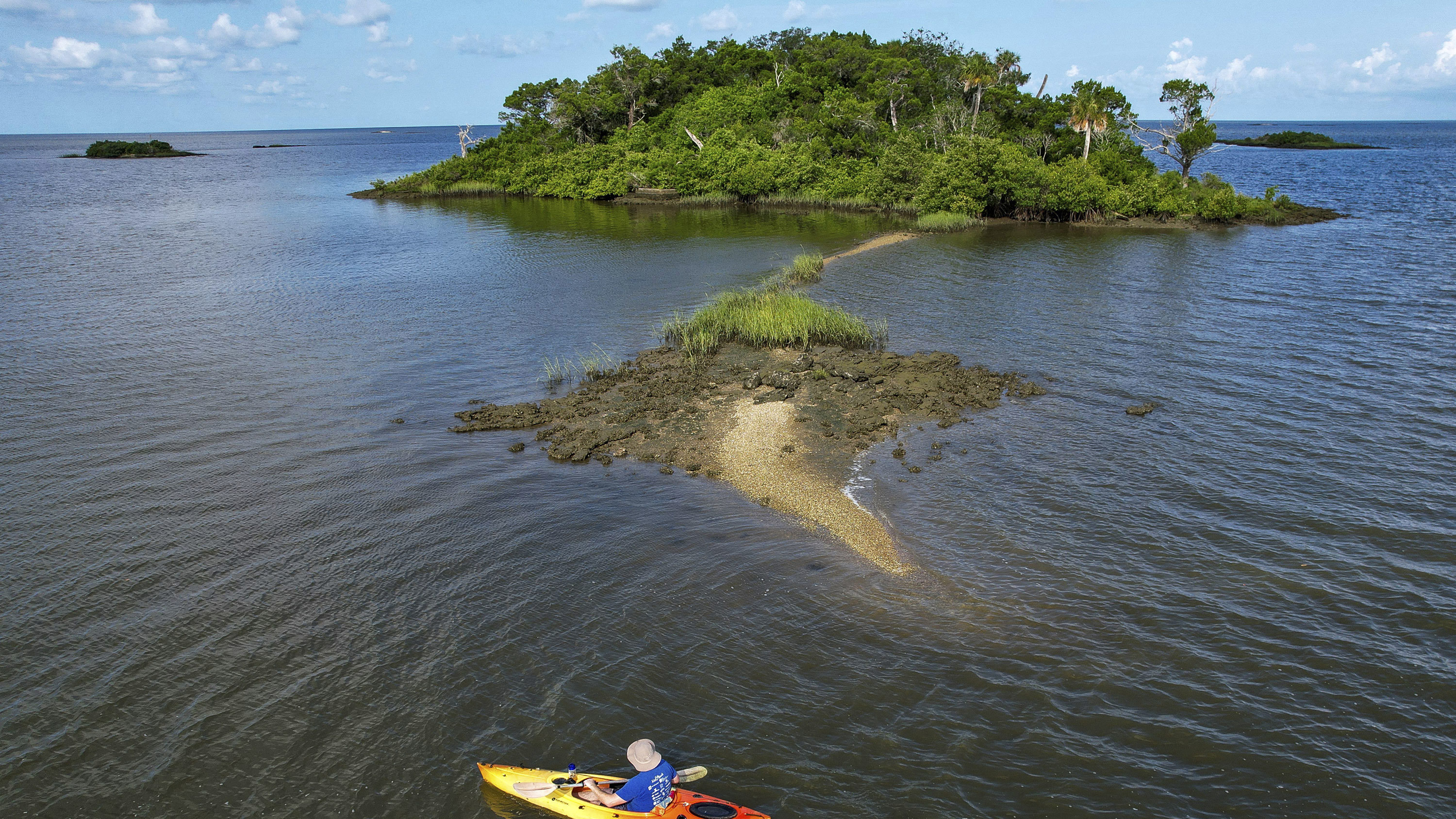 El reportero de Associated Press Richard Lardner navega en kayak hasta Sweetheart Island, frente a la costa de Yankeetown, Florida, el 5 de agosto de 2023. Patrick Parker Walsh cumple cinco años y medio de prisión federal por robar casi 8 millones de dólares en fondos federales de ayuda para el COVID-19 que utilizado, en parte, para comprar la isla.