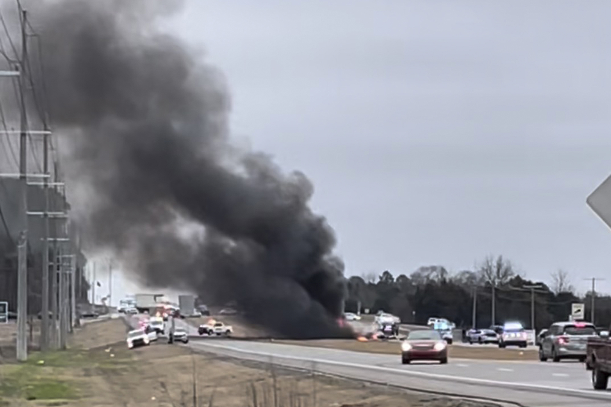 Esta imagen tomada de un video proporcionado por Angelica Hart muestra la escena del accidente de un helicóptero Black Hawk el miércoles 15 de febrero de 2023 en la comunidad no incorporada de Harvest, Alabama. Oficiales militares estadounidenses dicen que dos personas a bordo del helicóptero, que era del Guardia Nacional de Tennessee, fueron asesinados.