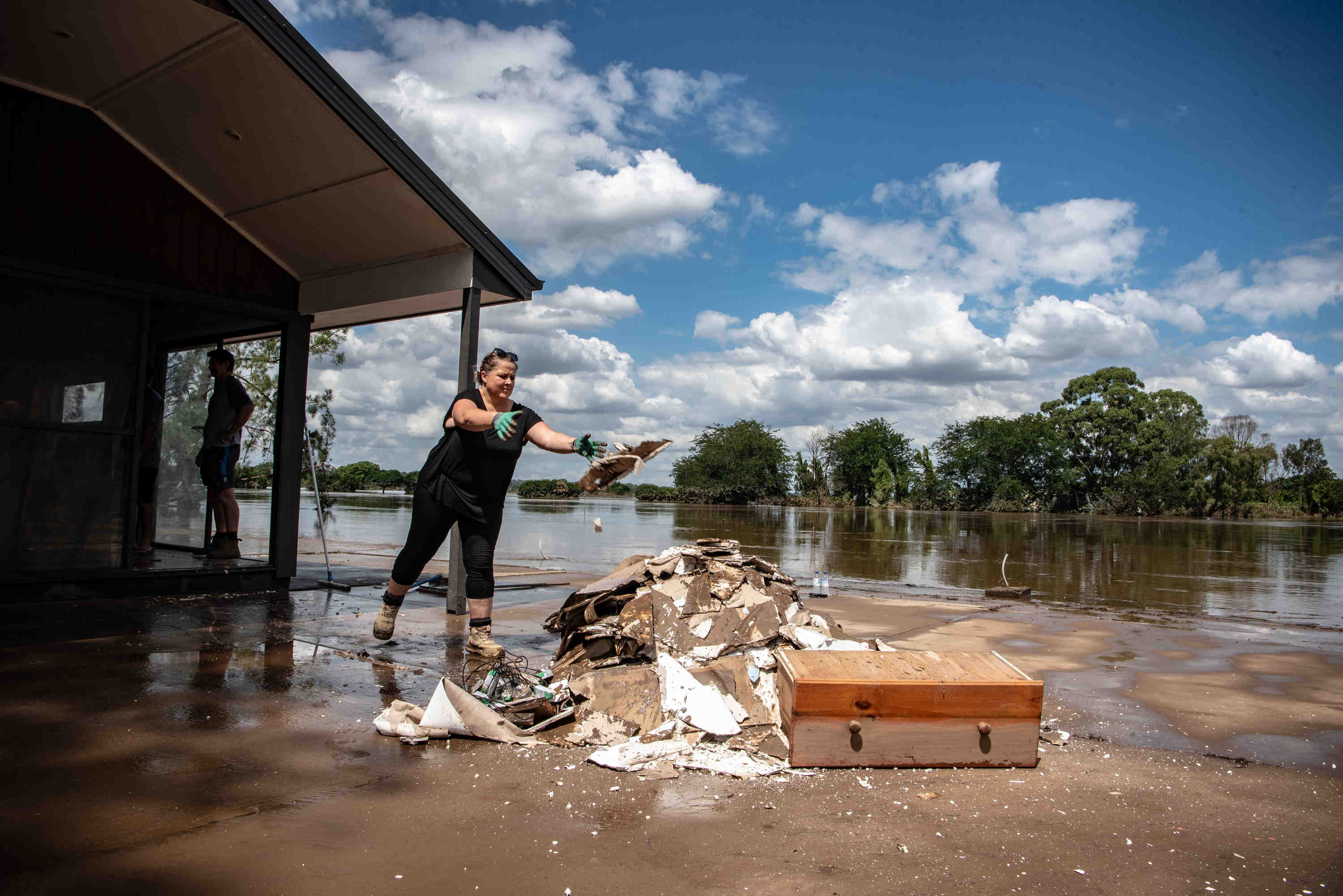 Residents of Wilberforce clean up a house affected by floodwater in the suburb of Wilberforce on March 11, 2022. Residents are beginning to return to their homes across NSW to assess the damage following unprecedented flooding across Australia's east coast. Photo: Flavio Brancaleone/The Sydney Morning Herald