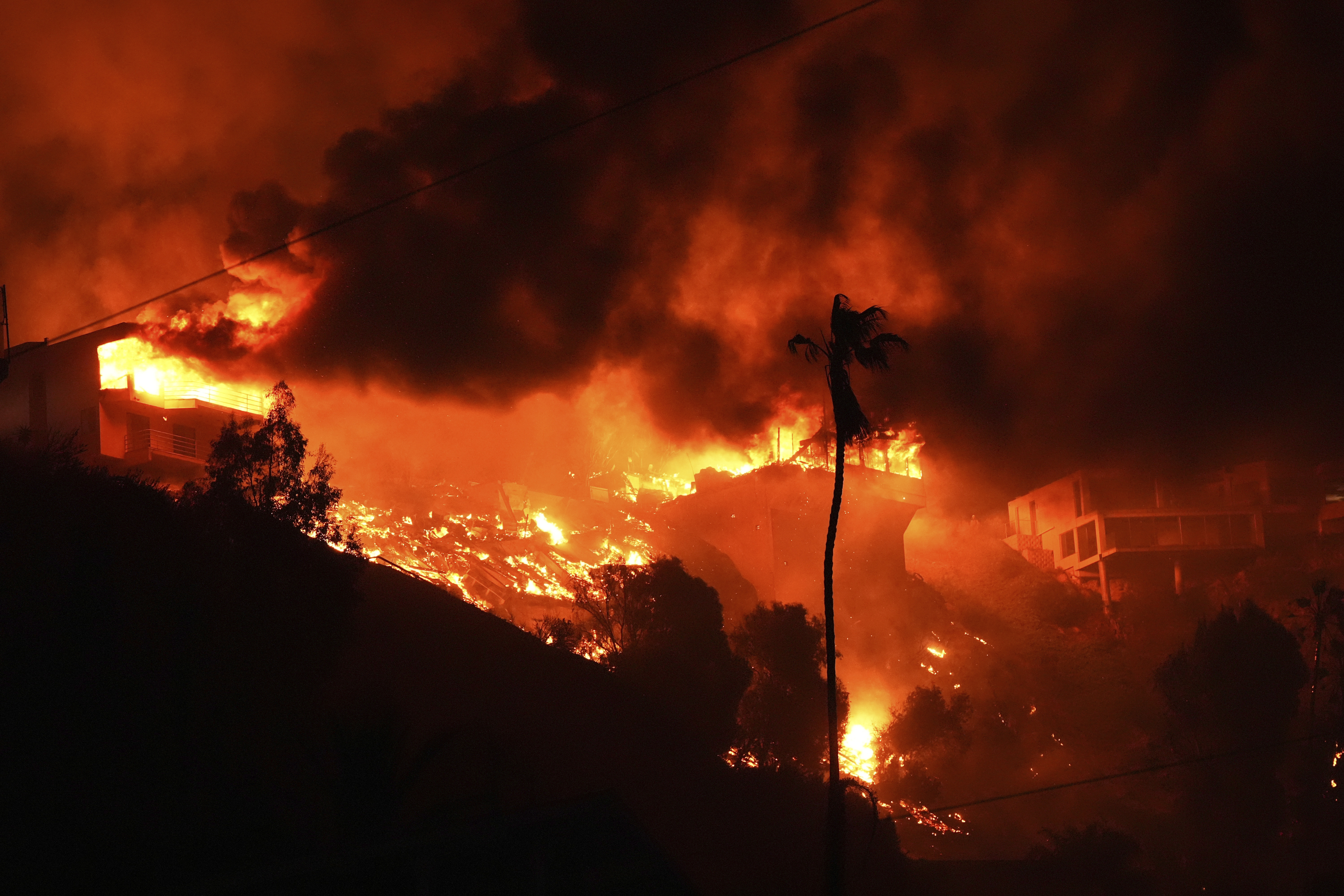 El incendio Palisades quema casas en la cima de una colina en el vecindario Pacific Palisades de Los Ángeles, el miércoles 8 de enero de 2025. (Foto AP/Mark J. Terrill)