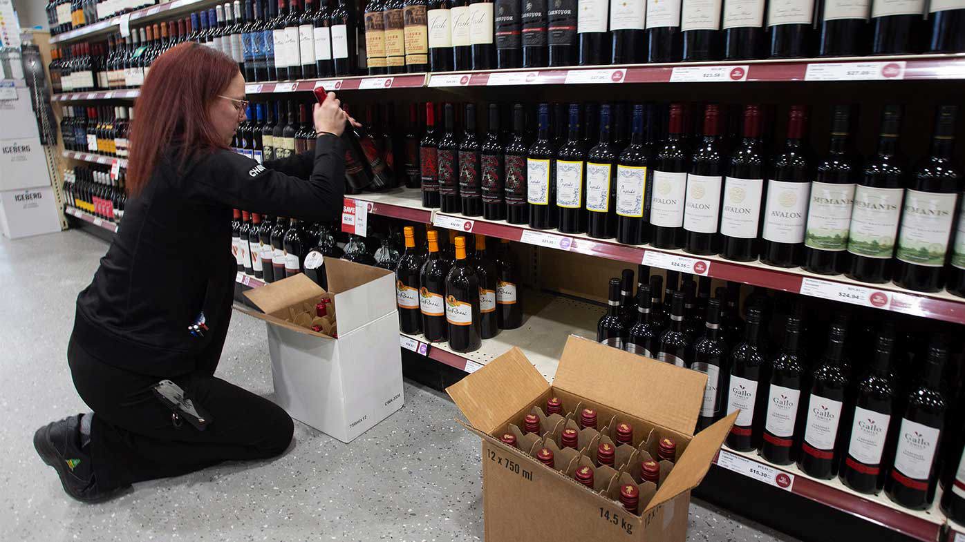 El vino americano se toma de los estantes de una tienda de botellas de Terranova.