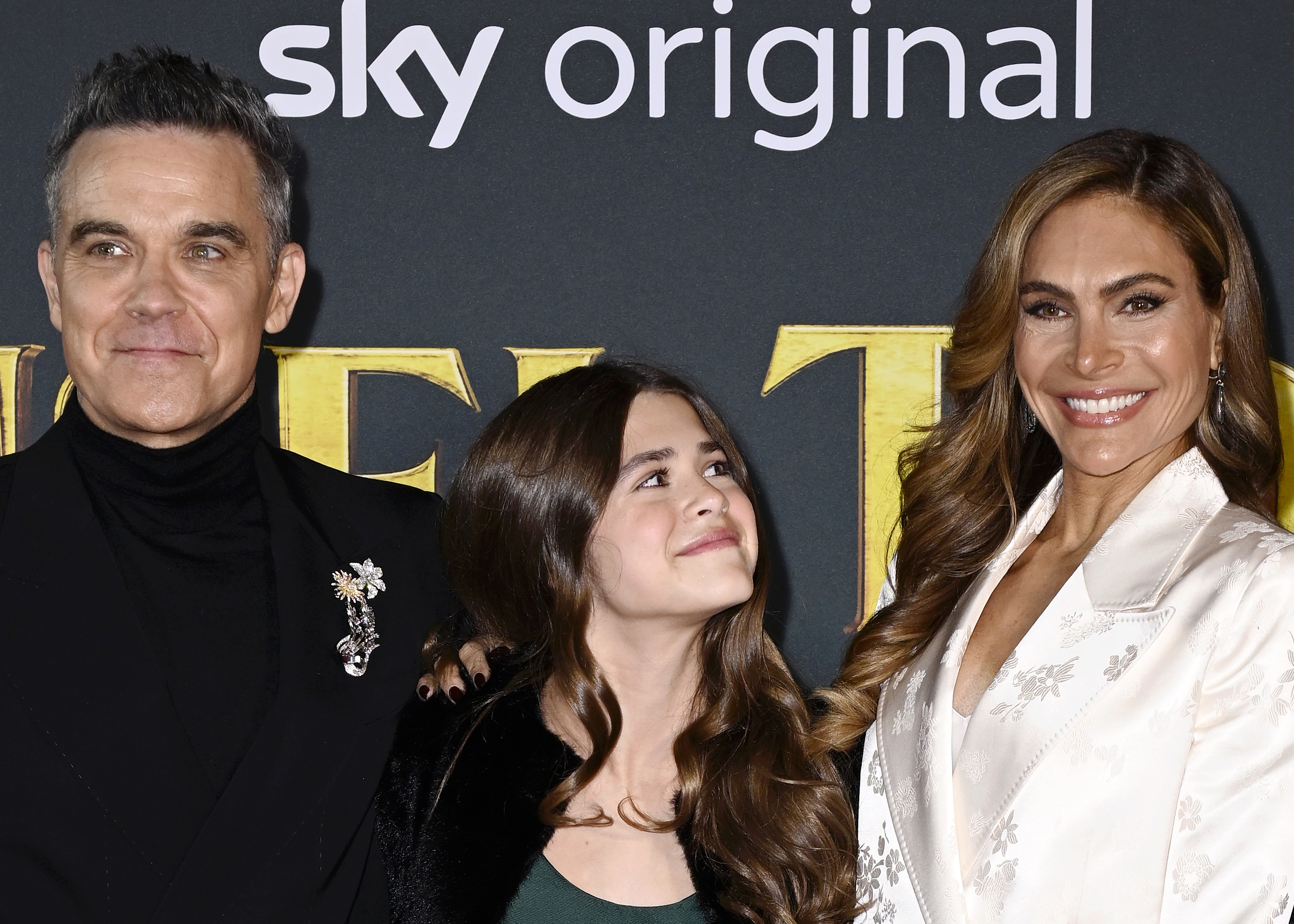 LONDON, ENGLAND - NOVEMBER 27: Robbie Williams, Teddy Williams and Ayda Field Williams attend the "Tinsel Town" World Premiere at Vue Leicester Square on November 27, 2025 in London, England. (Photo by Gareth Cattermole/Getty Images)