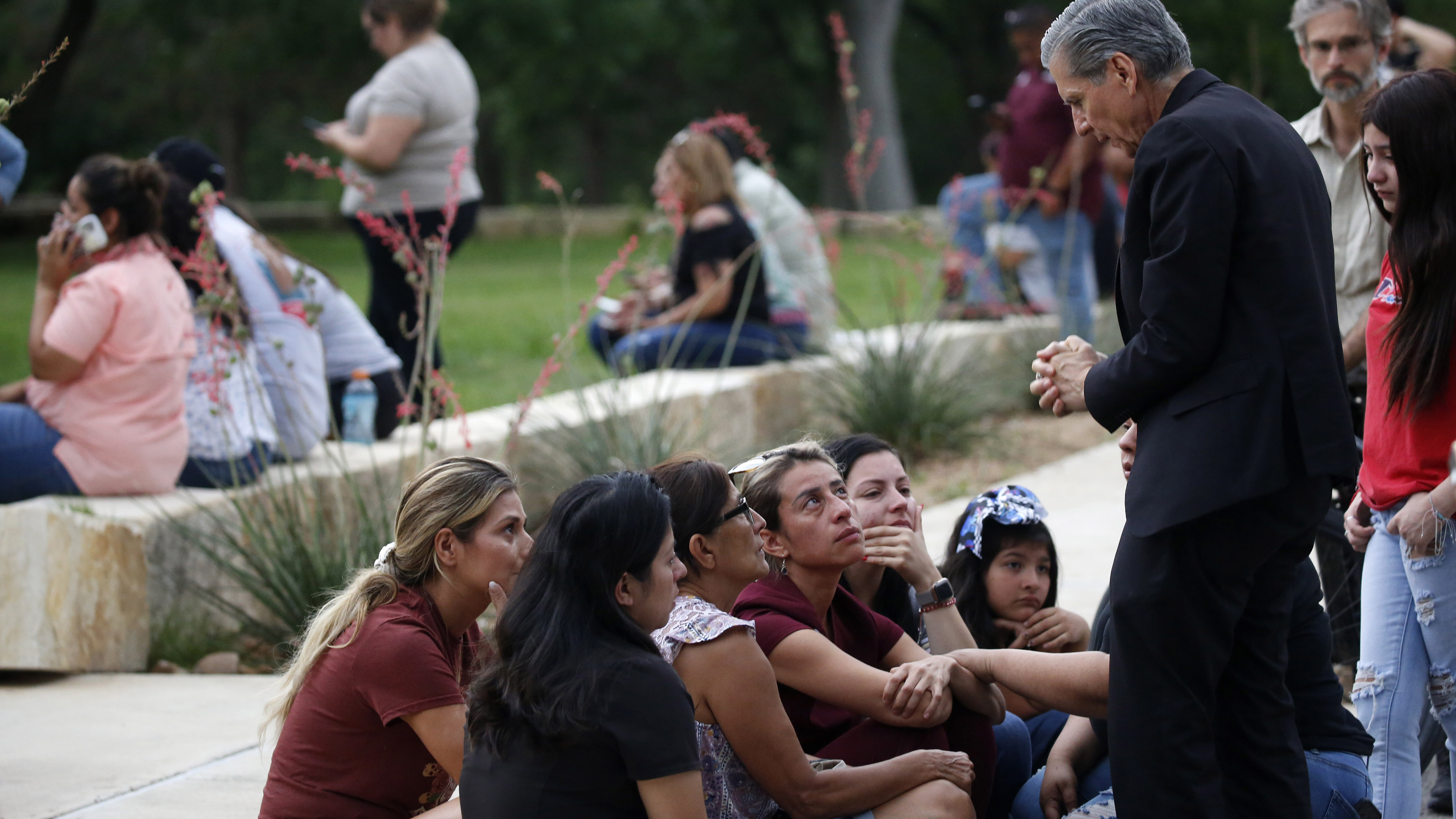 El arzobispo de San Antonio, Gustavo García-Siller, a la derecha, consuela a las familias afuera del Centro Cívico luego de un tiroteo mortal en la Escuela Primaria Robb en Uvalde, Texas.
