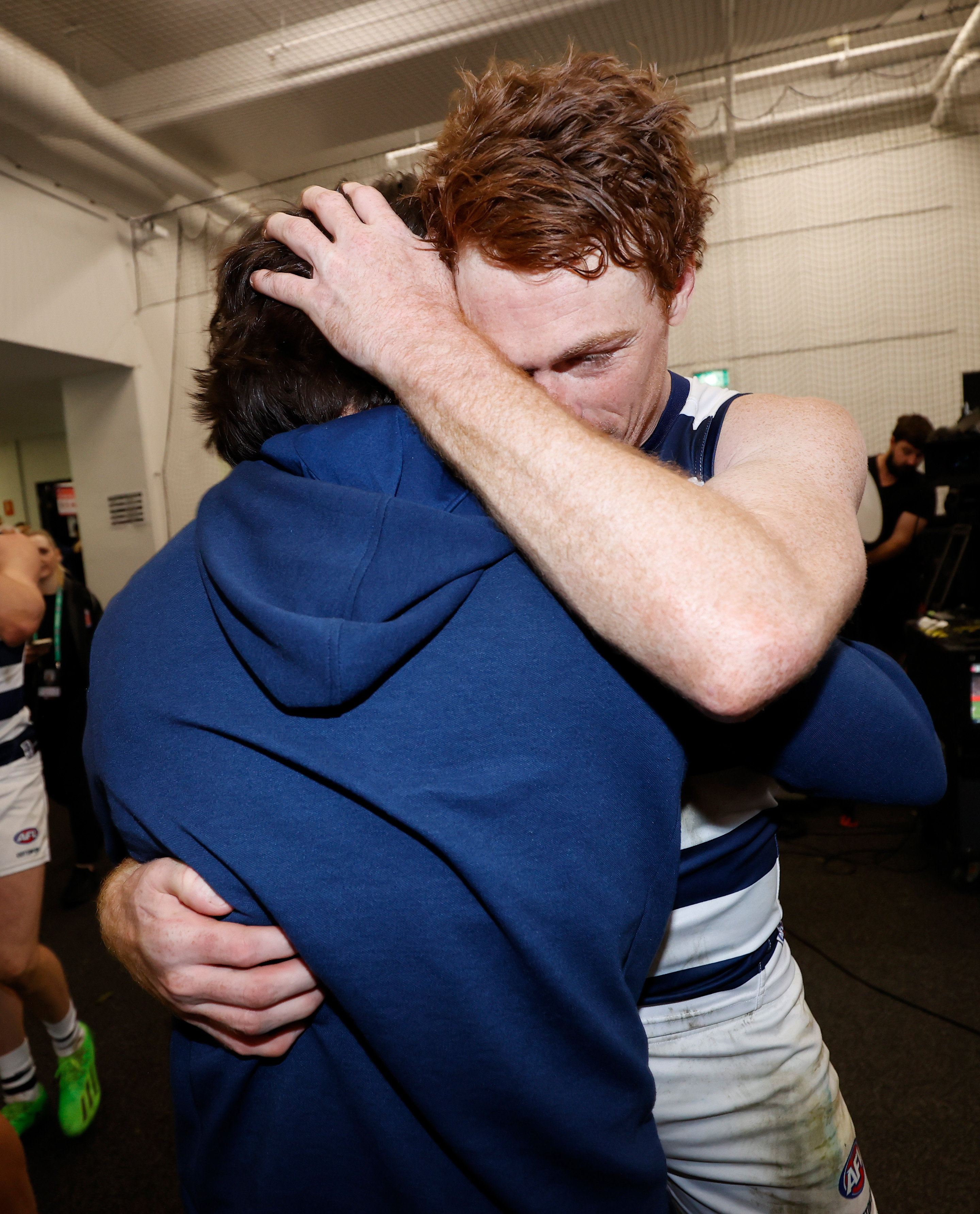 Chris Scott embraces Gary Rohan after claiming bragging rights in the first qualifying final.