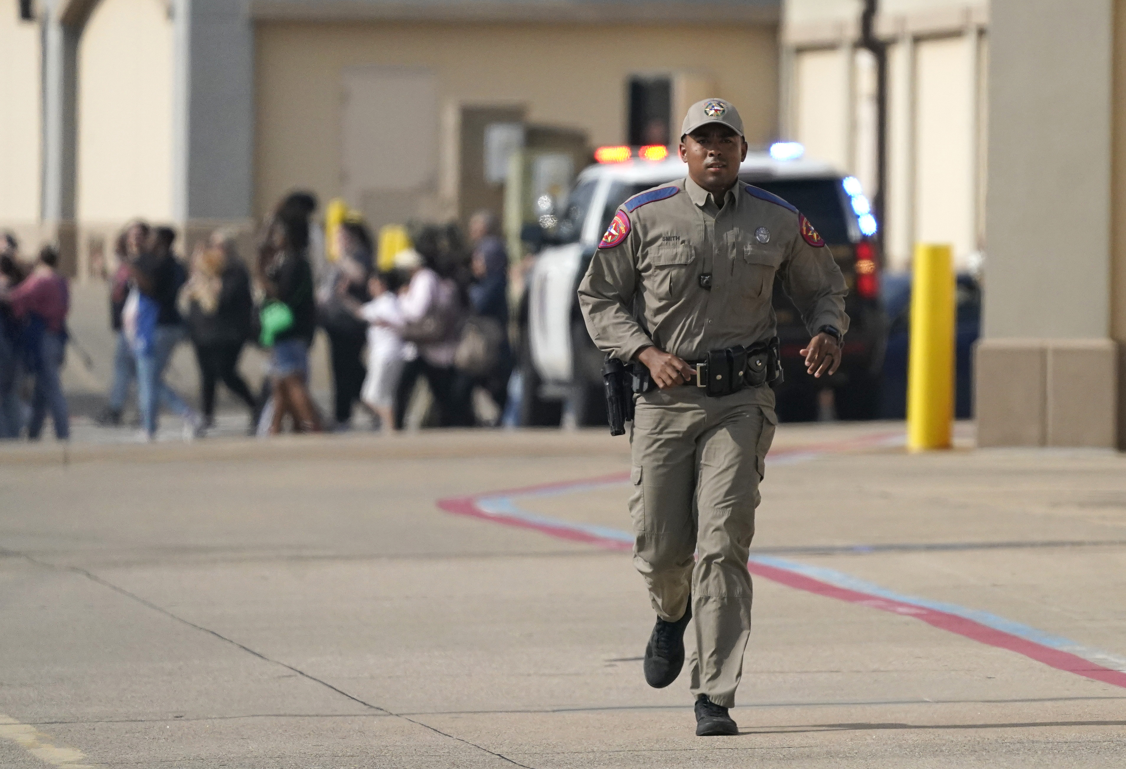 Al menos ocho muertos tras tiroteo en centro comercial de Texas
