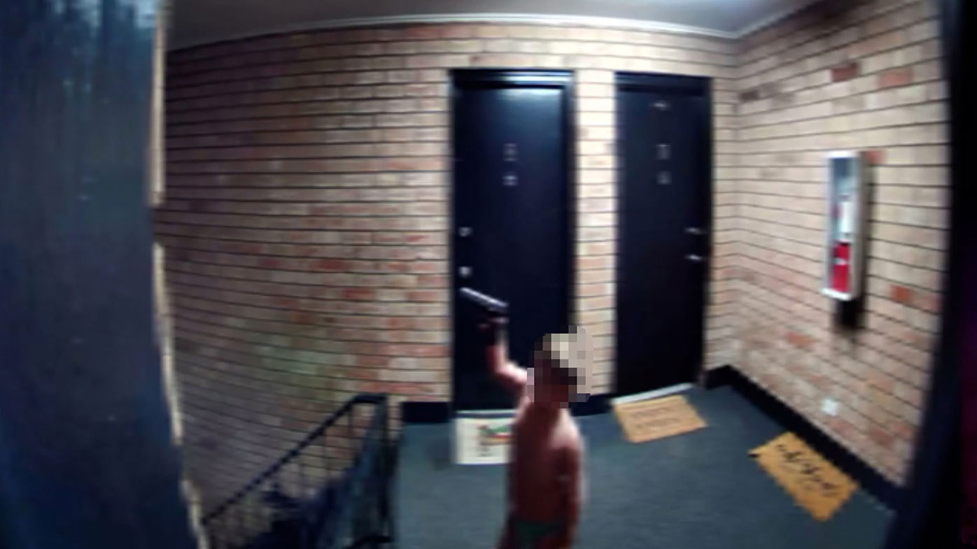Niño visto en la entrada de un complejo de apartamentos de Indiana agitando una pistola