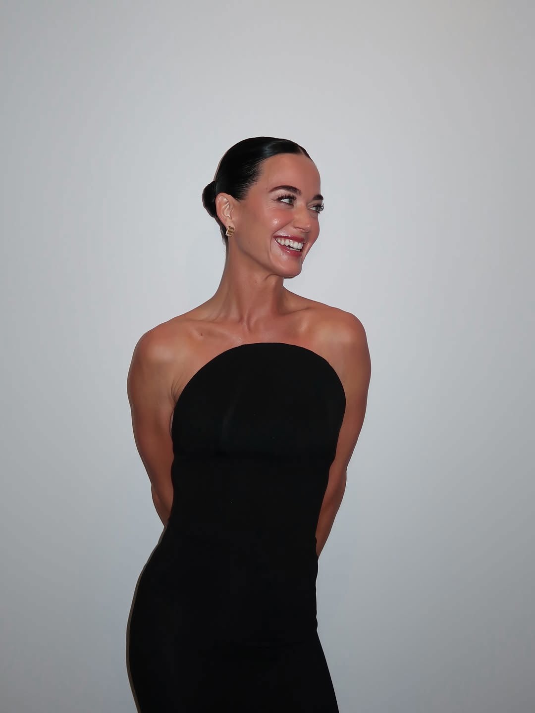 Katy perry poses for her instagram post