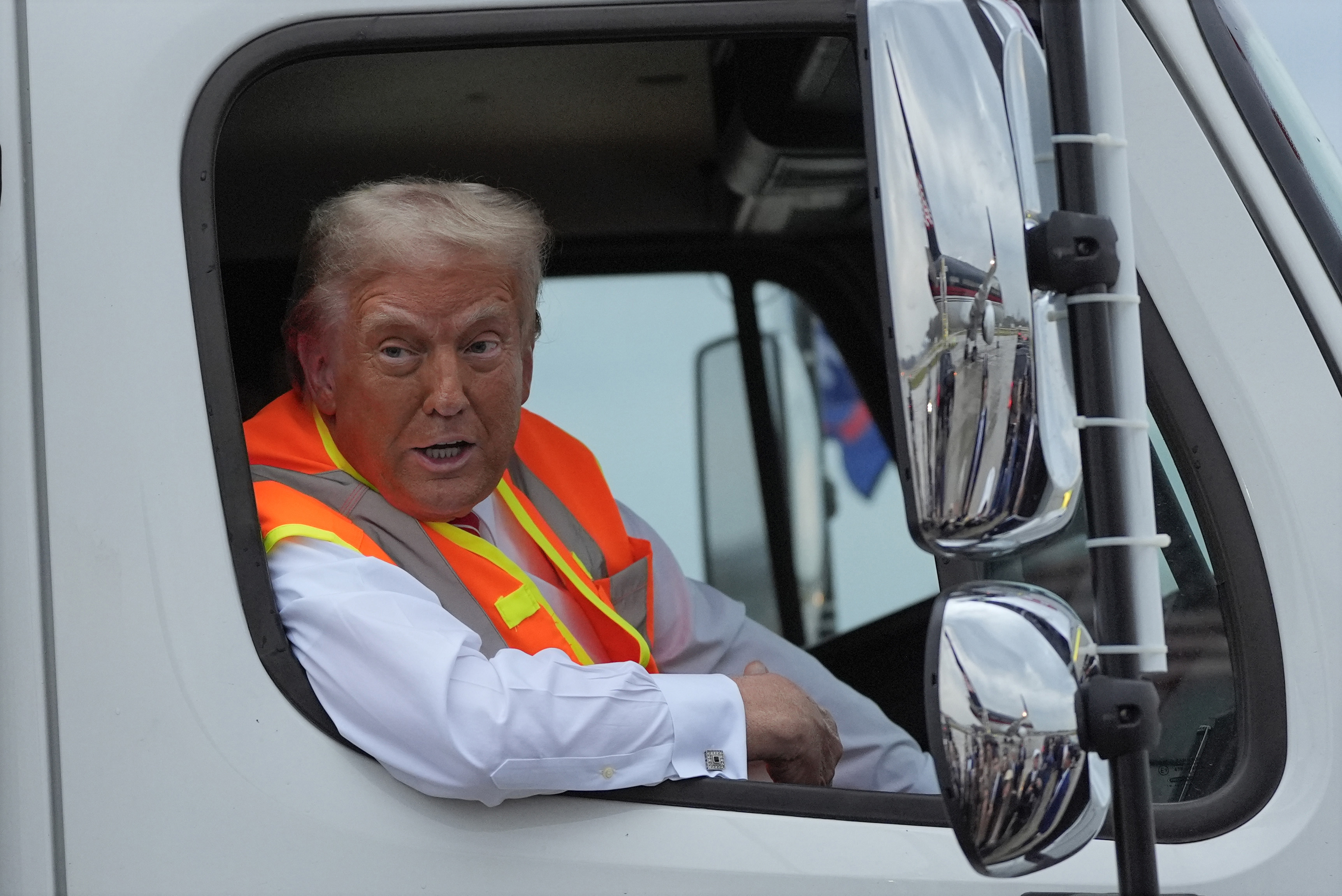 El expresidente Donald Trump, candidato presidencial republicano, habla con los periodistas mientras está sentado en un camión de basura el miércoles 30 de octubre de 2024 en Green Bay, Wisconsin. (Foto AP/Julia Demaree Nikhinson)