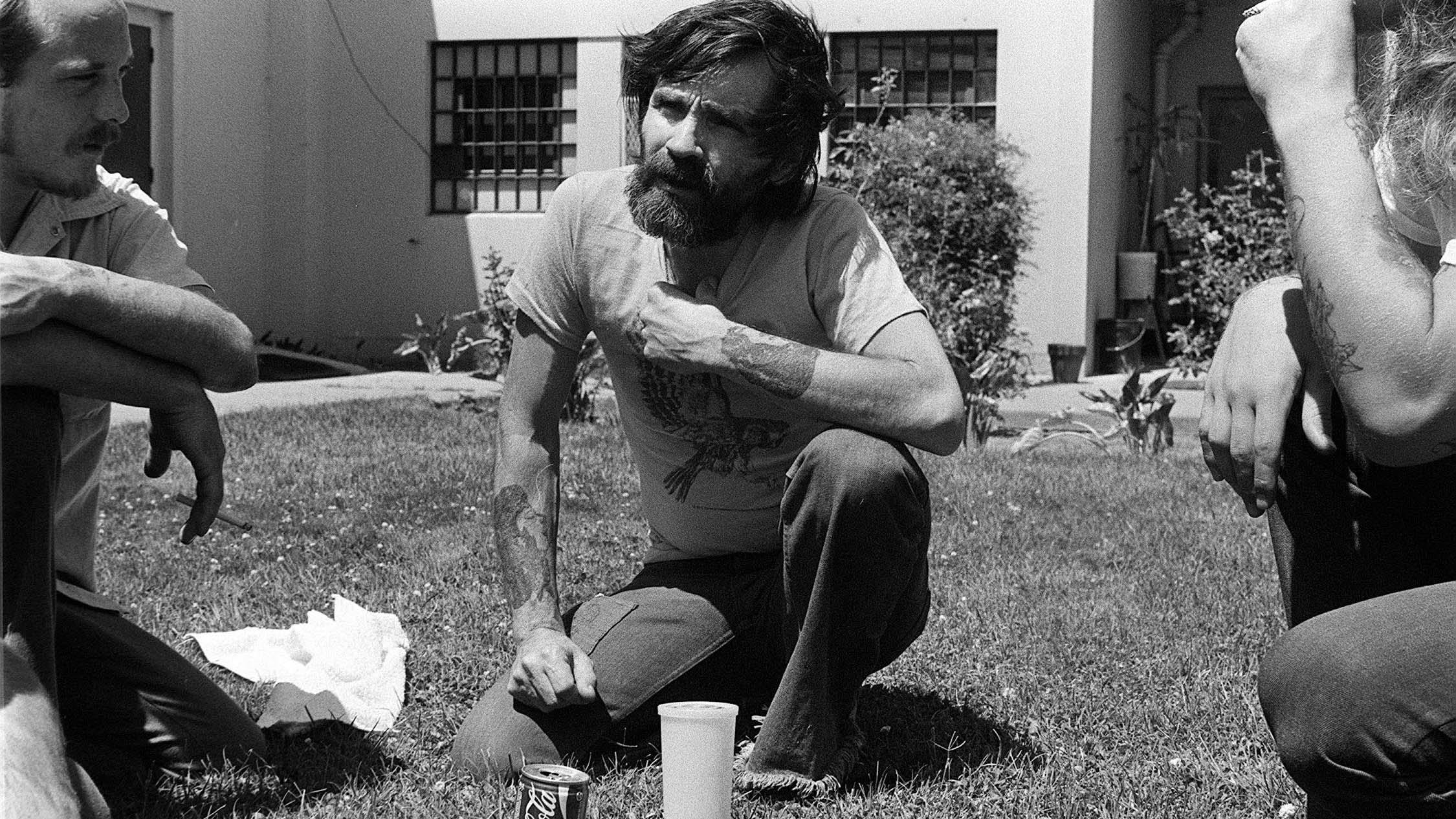 El criminal estadounidense Charles Manson en el centro médico de California, Vacaville, condado de Solano, California, agosto de 1980.