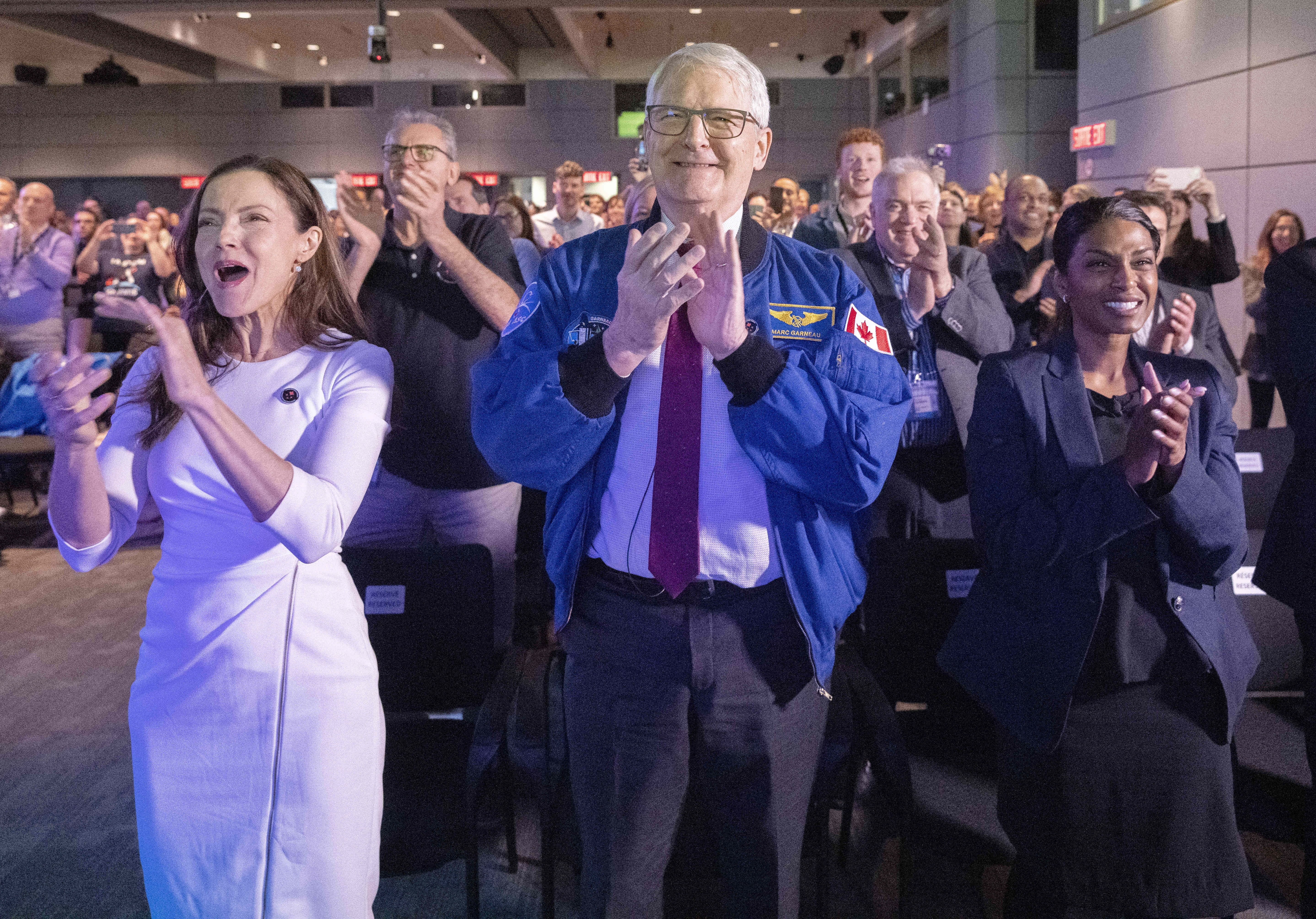 Primera tripulación lunar en 50 años incluye mujer, astronauta negra