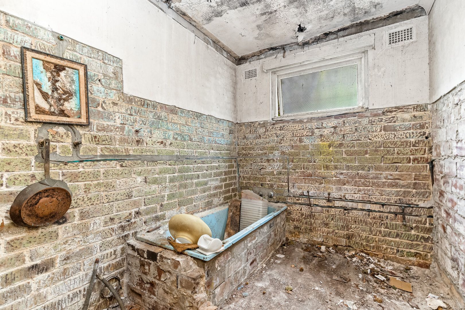 Bidder splashes $1.3 million on dilapidated house in Sydney's trendy suburb.