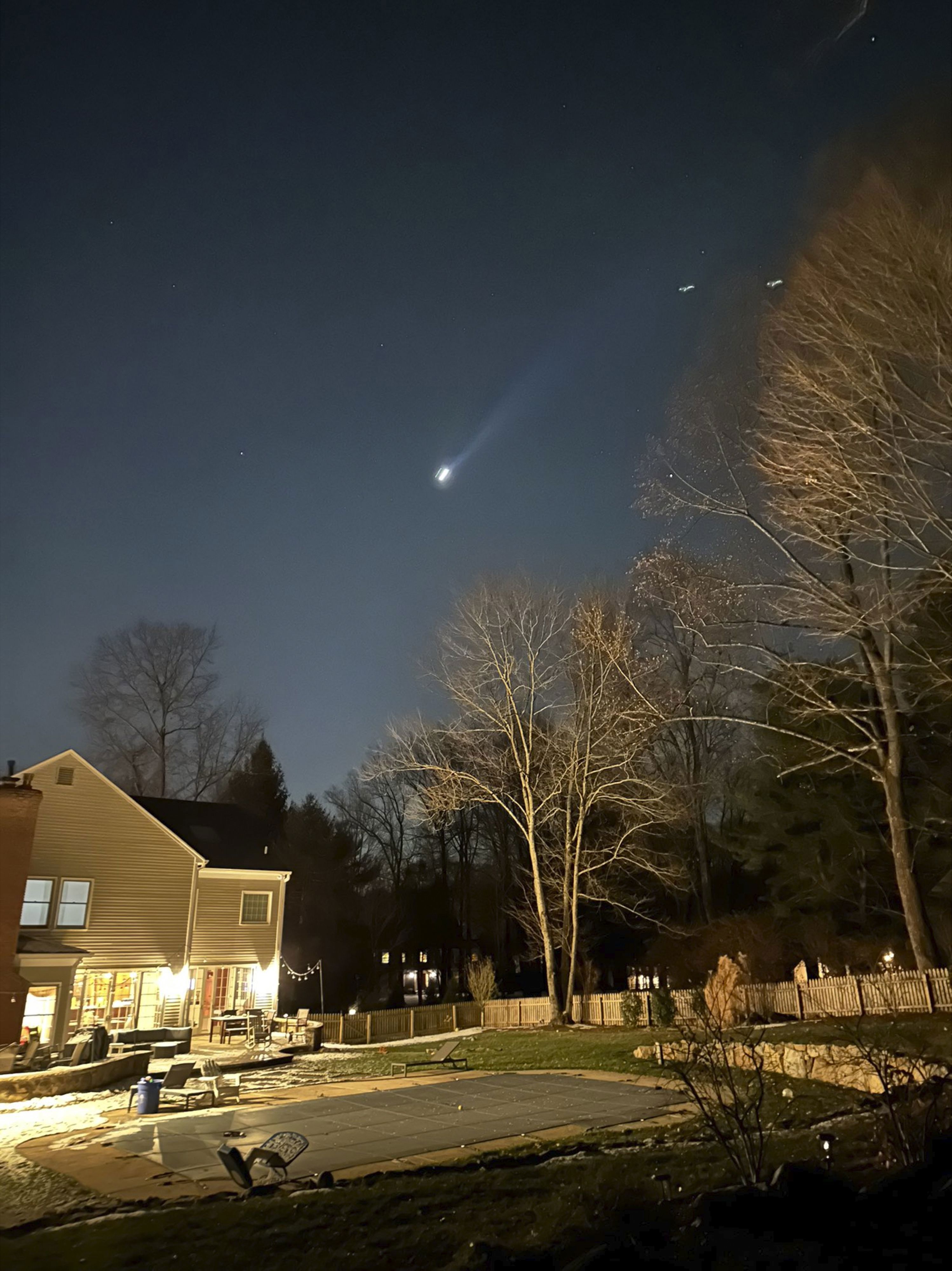 Esta fotografía proporcionada por Brian Glenn muestra lo que parecen ser múltiples drones volando sobre Bernardsville, Nueva Jersey, el 5 de diciembre.