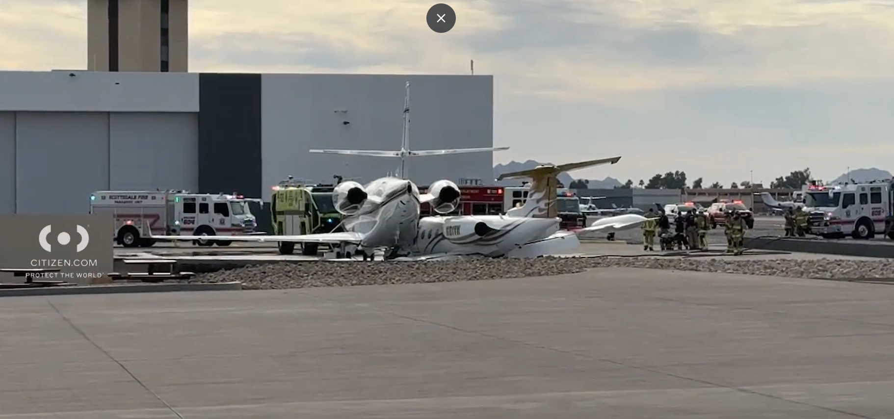 Al menos una persona murió y otras resultaron heridas después de que los aviones privados chocaron el lunes en el aeropuerto de Scottsdale en Arizona, dijeron las autoridades.