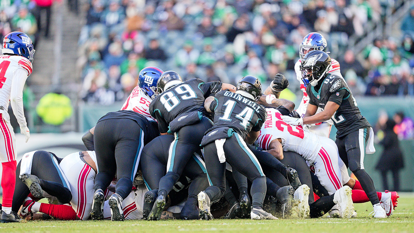 Philadelphia Eagles quarterback Tanner McKee (16) executes a tush push to pick up a first down during the game between the Philadelphia Eagles and the New York Giants on January 5, 2025 at Lincoln Financial Field in Philadelphia, PA.(Photo by Andy Lewis/Icon Sportswire via Getty Images)