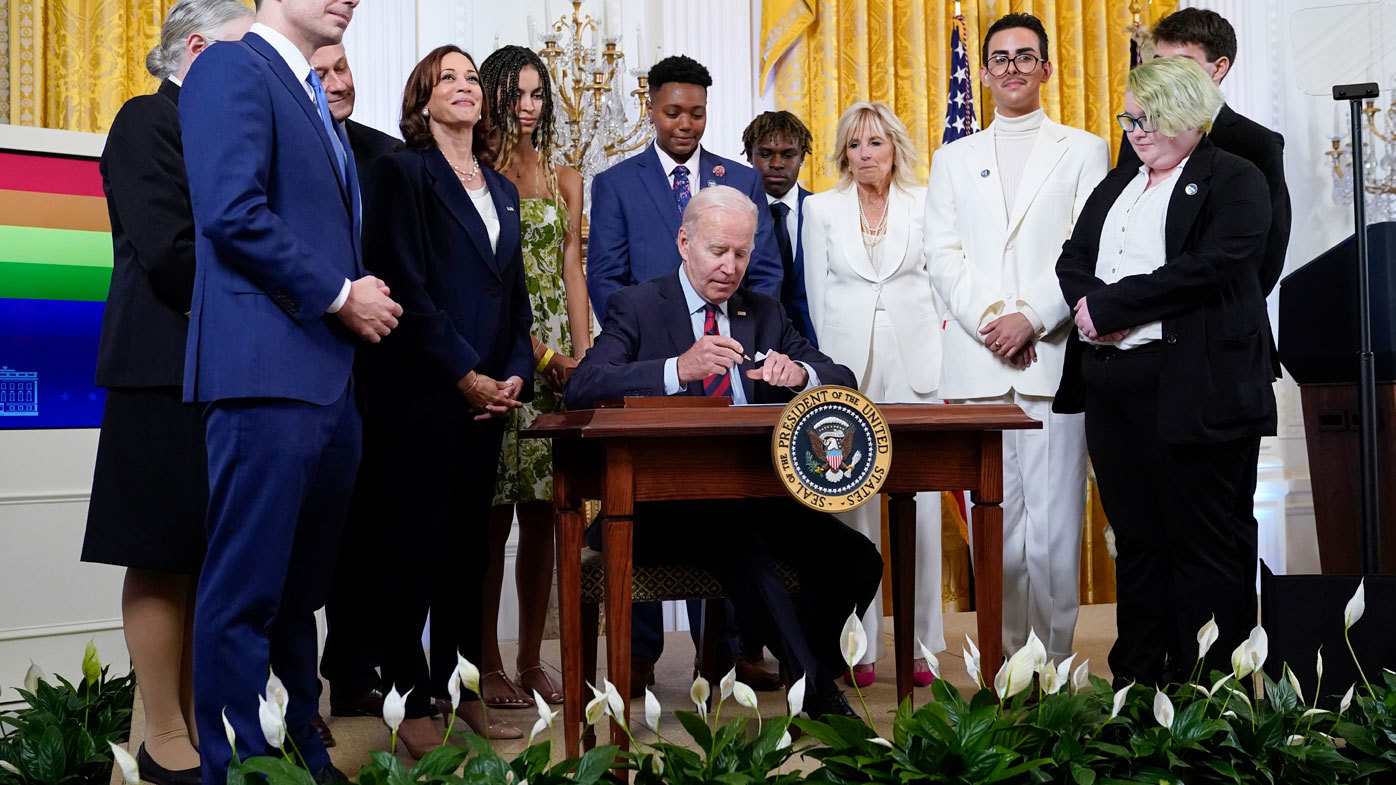 El presidente Joe Biden firma una orden ejecutiva en un evento para celebrar el Mes del Orgullo en el Salón Este de la Casa Blanca.