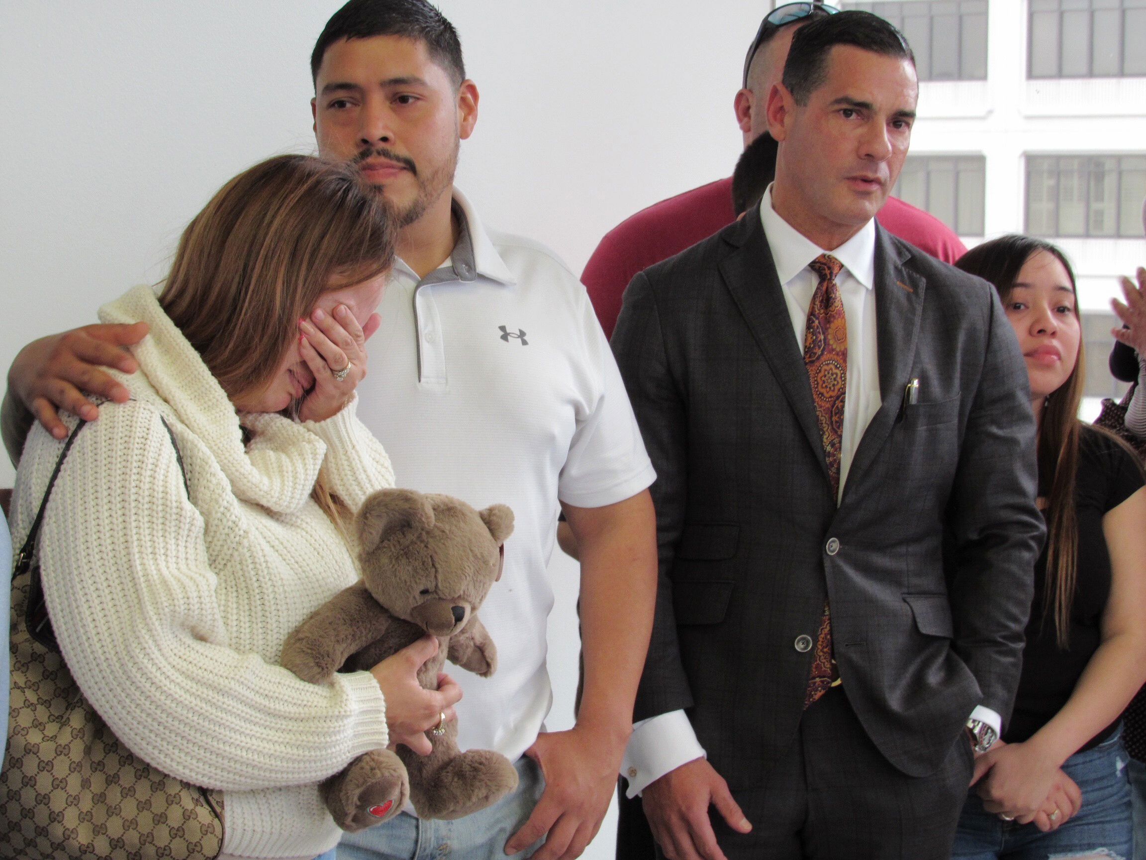 Los padres de Arlene Álvarez, Gwen y Armando Álvarez, son vistos durante una conferencia de prensa el 16 de febrero de 2022 en Houston.