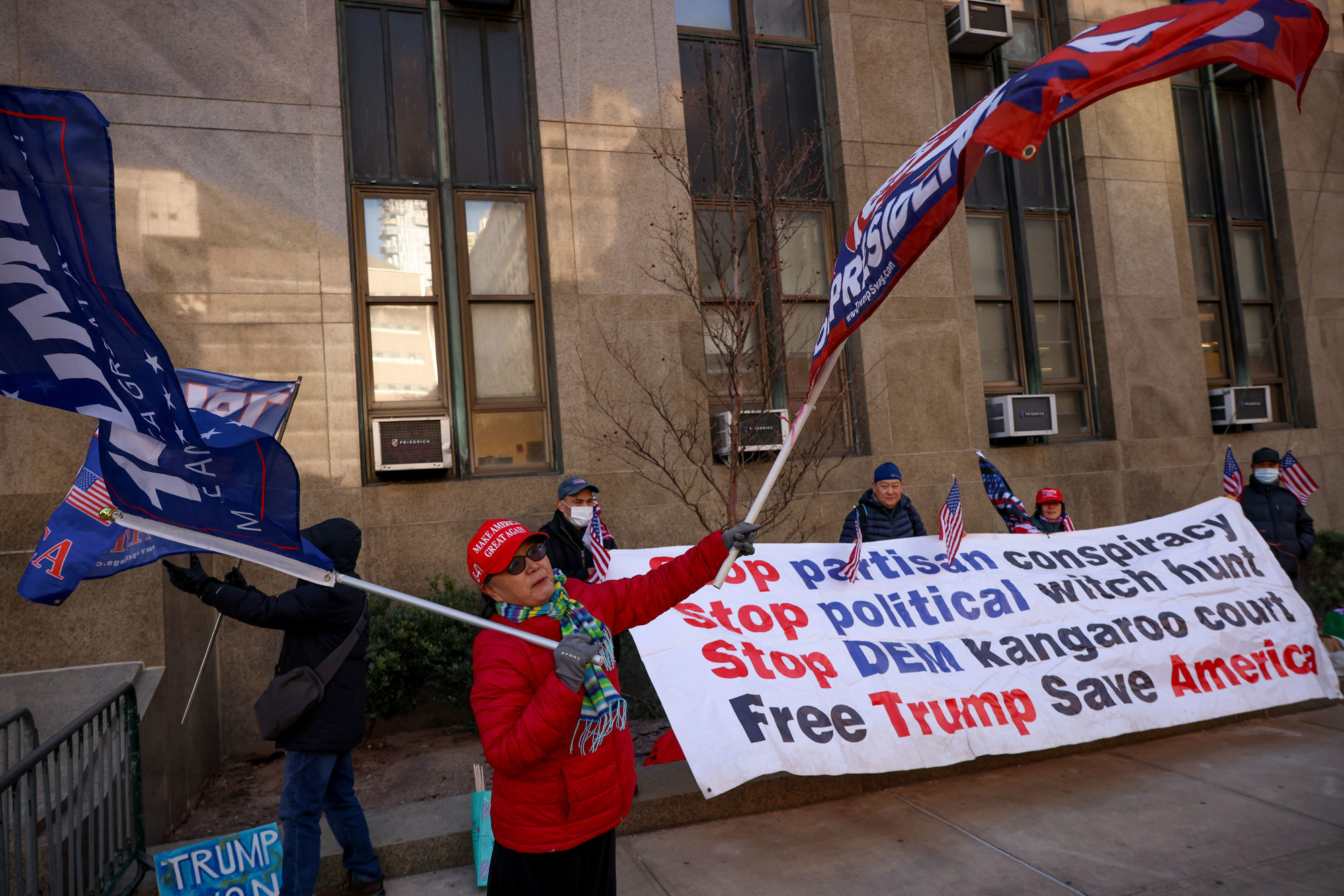 Manifestantes protestan frente al tribunal penal de Manhattan