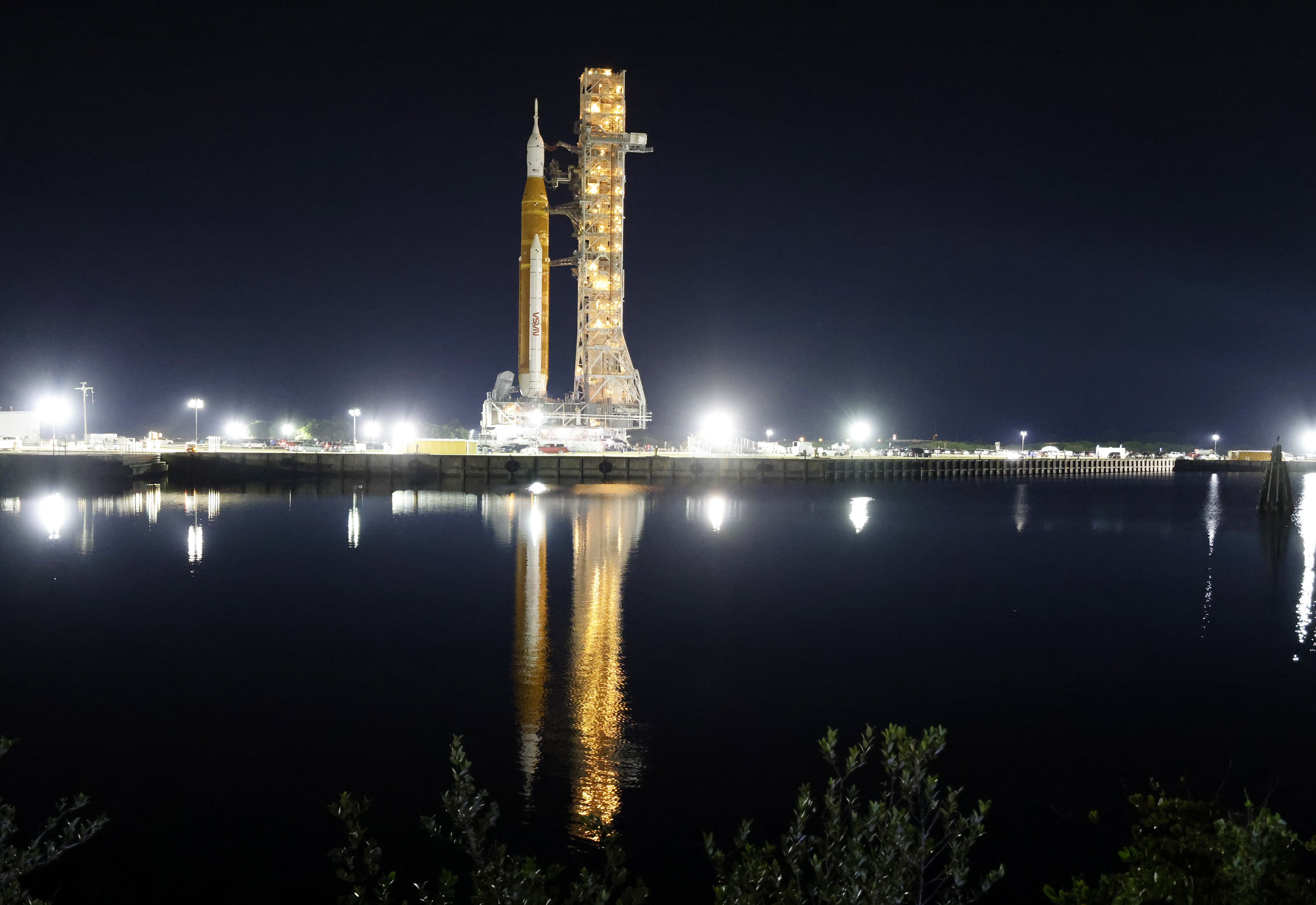 Volvemos a la luna: el cohete de la NASA en la plataforma de lanzamiento para un vuelo de prueba