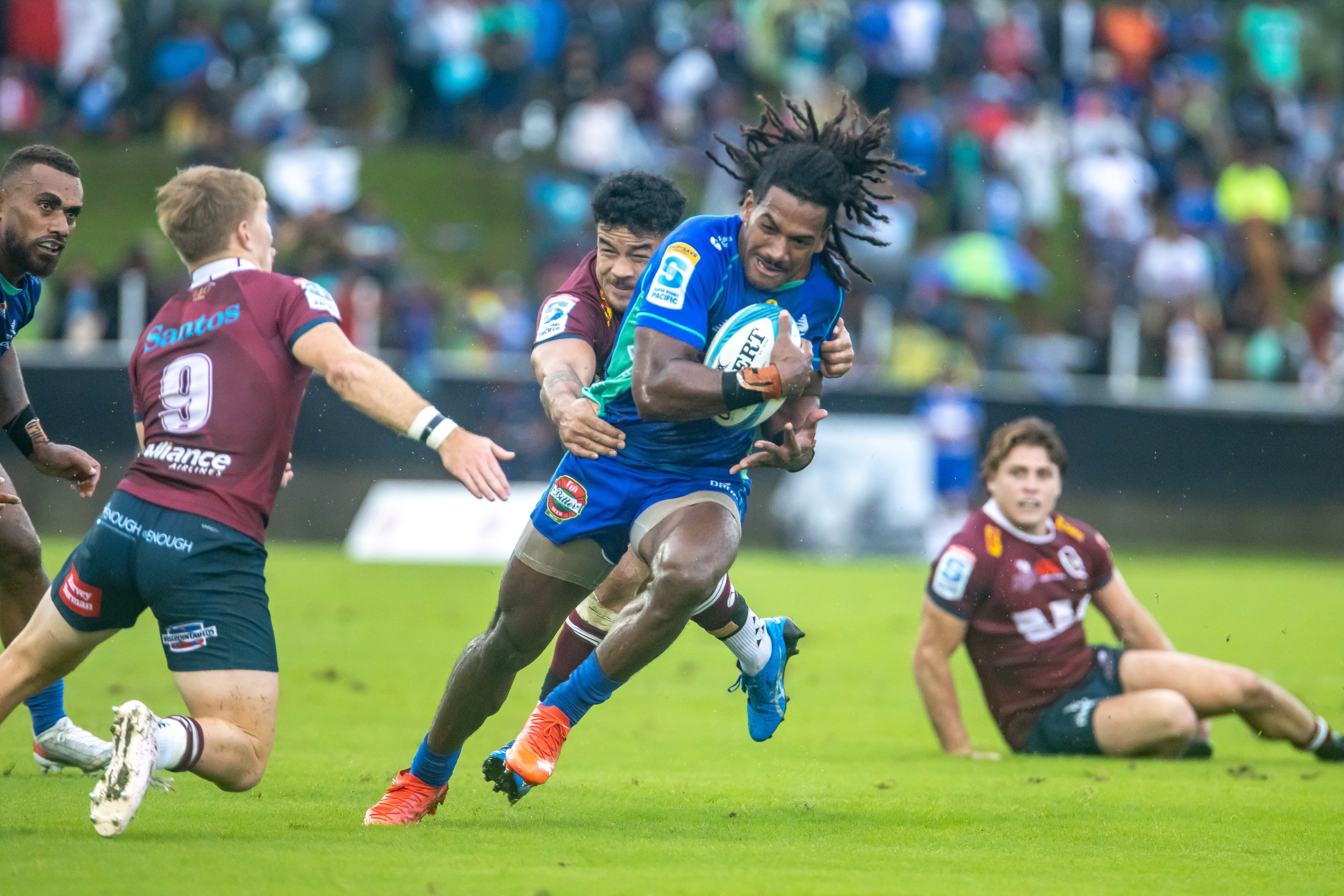 Selestino Ravutaumada of the Fijian Drua running with the ball.