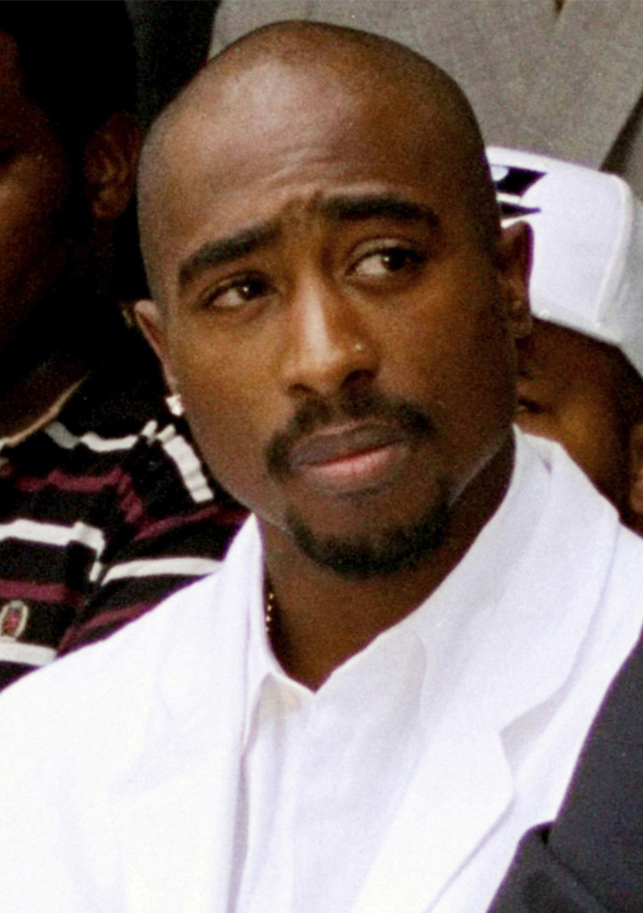 El rapero Tupac Shakur asiste a un evento de registro de votantes en el centro sur de Los Ángeles el 15 de agosto de 1996.