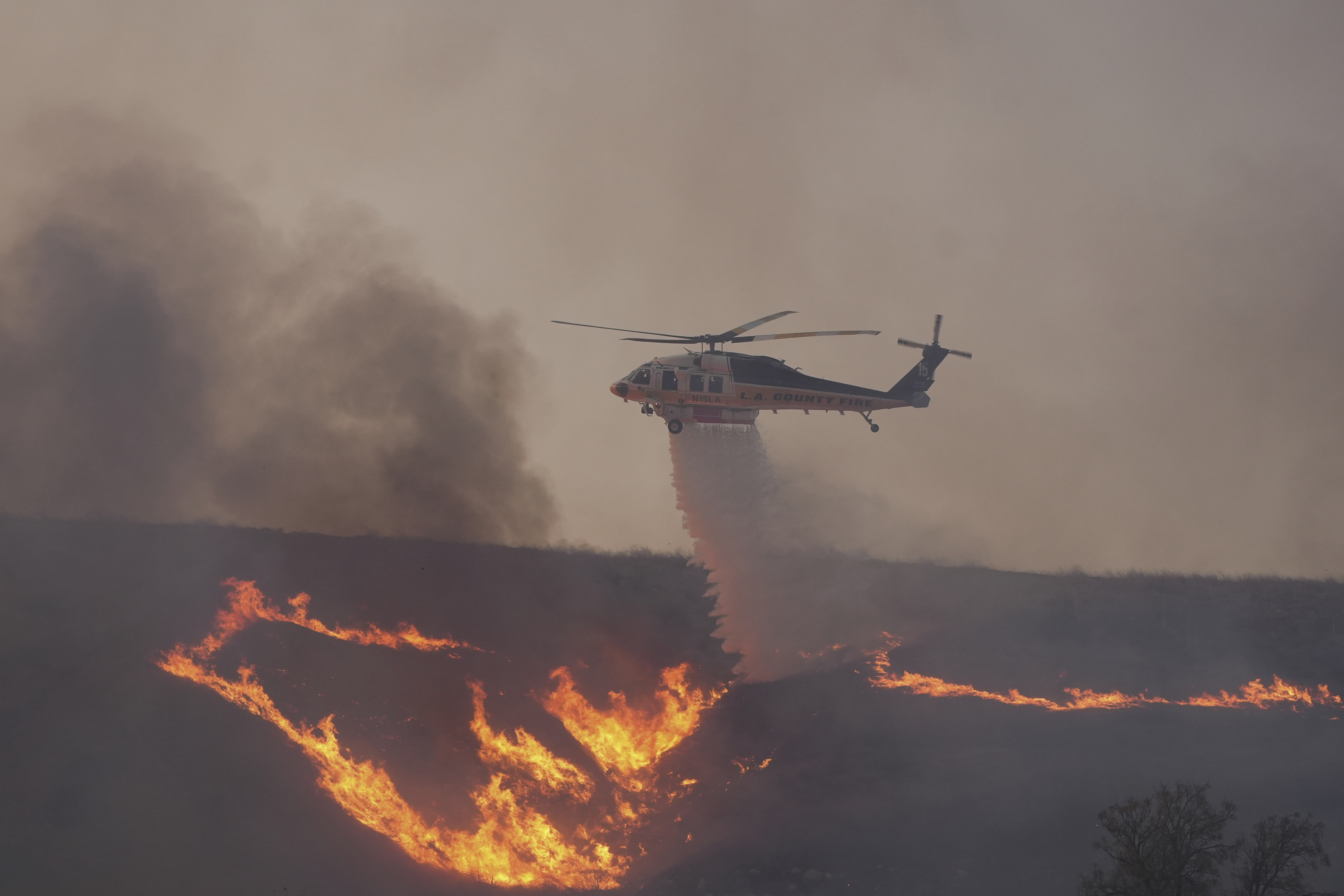 Las gotas de agua ayudan a los bomberos a contener los incendios de Los Ángeles