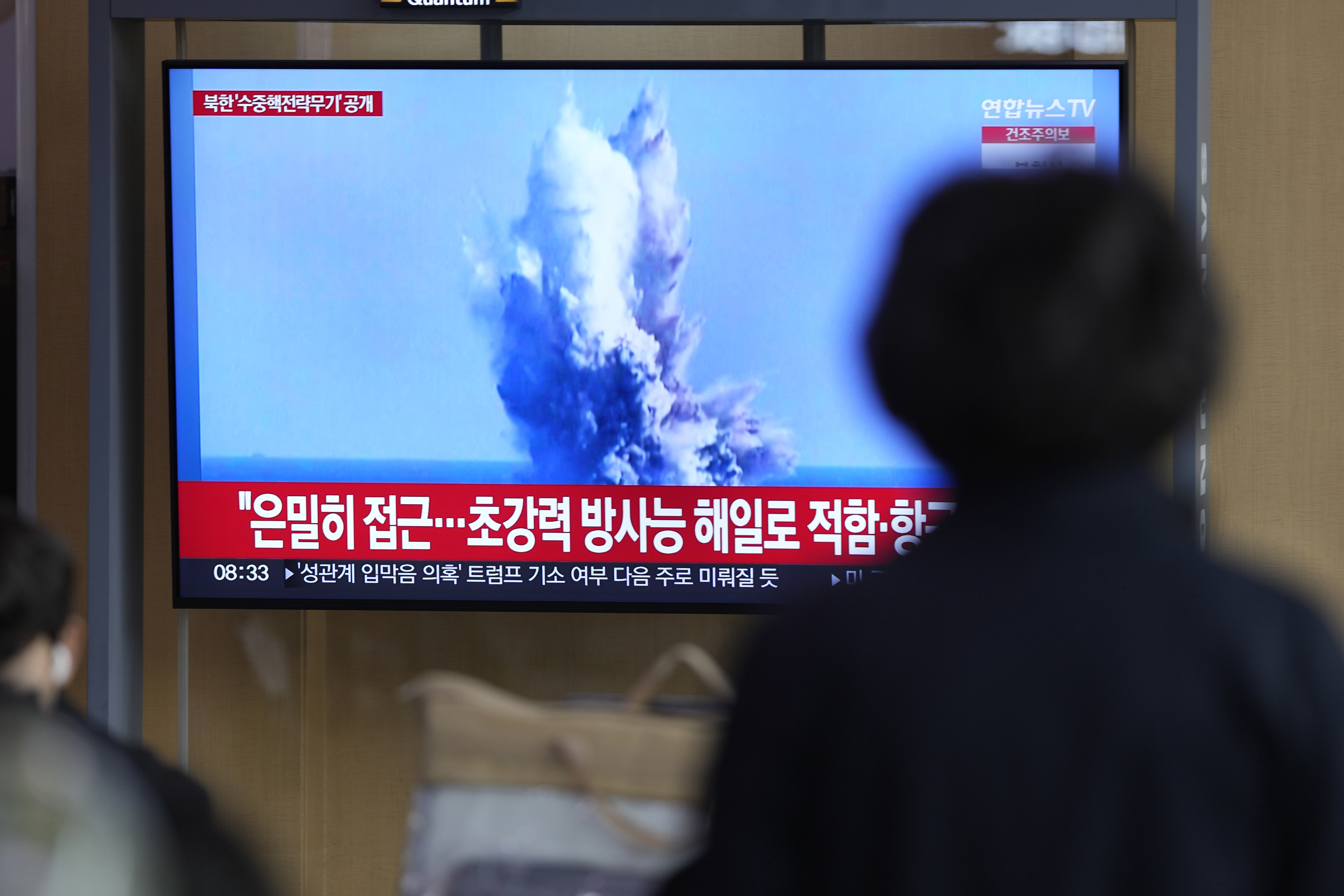 Una pantalla de televisión muestra una imagen reciente publicada por la Agencia Central de Noticias de Corea, oficial de Pyongyang, durante un programa de noticias en la estación de tren de Seúl en Seúl, Corea del Sur, el viernes 24 de marzo de 2023. 