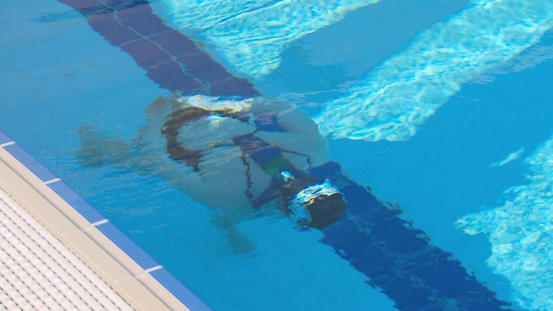 Australia's athletes are continuing to set new world records even outside the Olympic Games. Two professional free divers have held their breaths on the Gold Coast today to walk more than 100 metres underwater. Amber Bourke made her second world record attempt with a crowd of supports poolside.