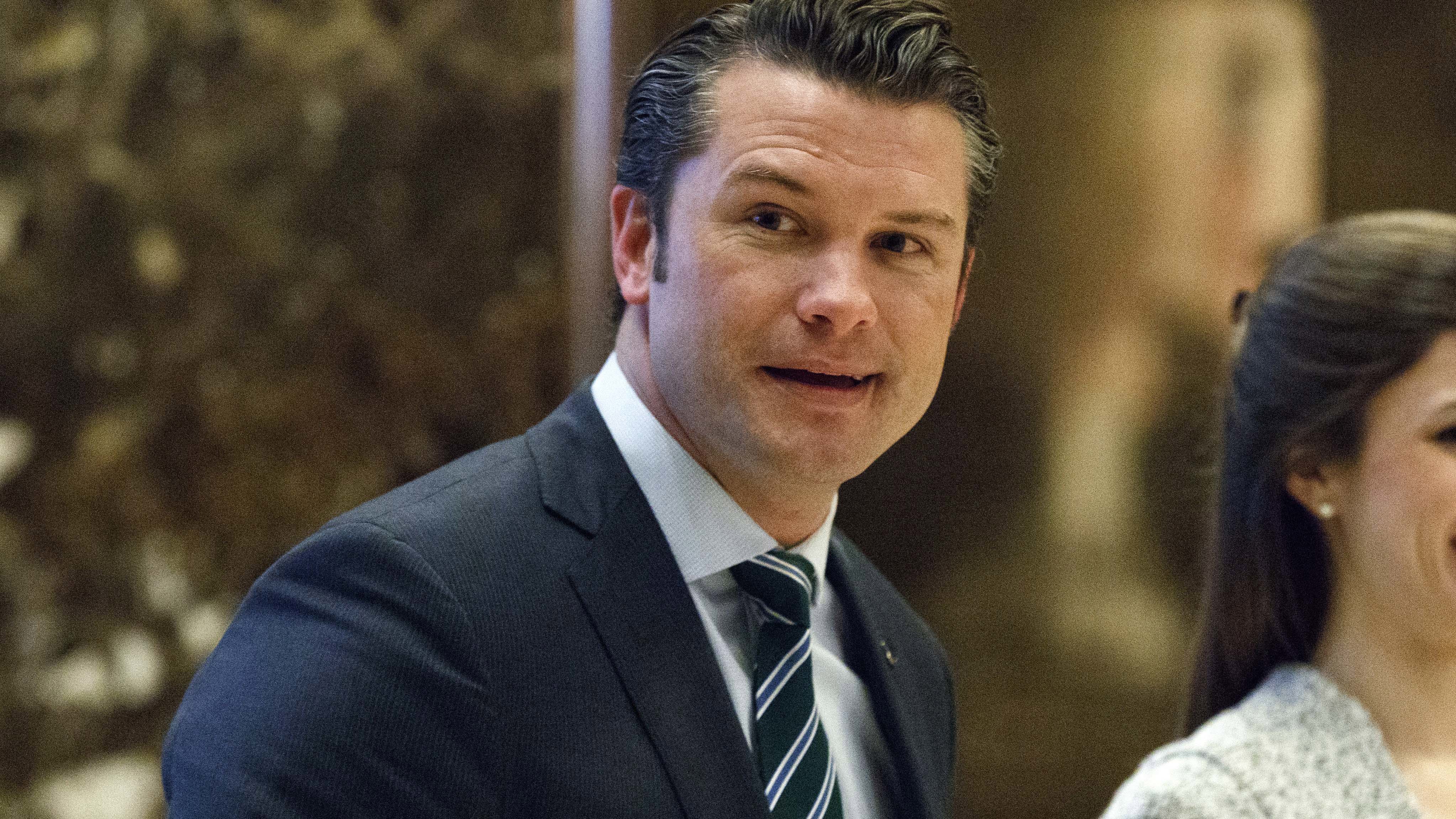 ARCHIVO - Pete Hegseth camina hacia un ascensor para una reunión con el presidente electo Donald Trump en la Torre Trump en Nueva York, el 15 de diciembre de 2016. (Foto AP/Evan Vucci, archivo)