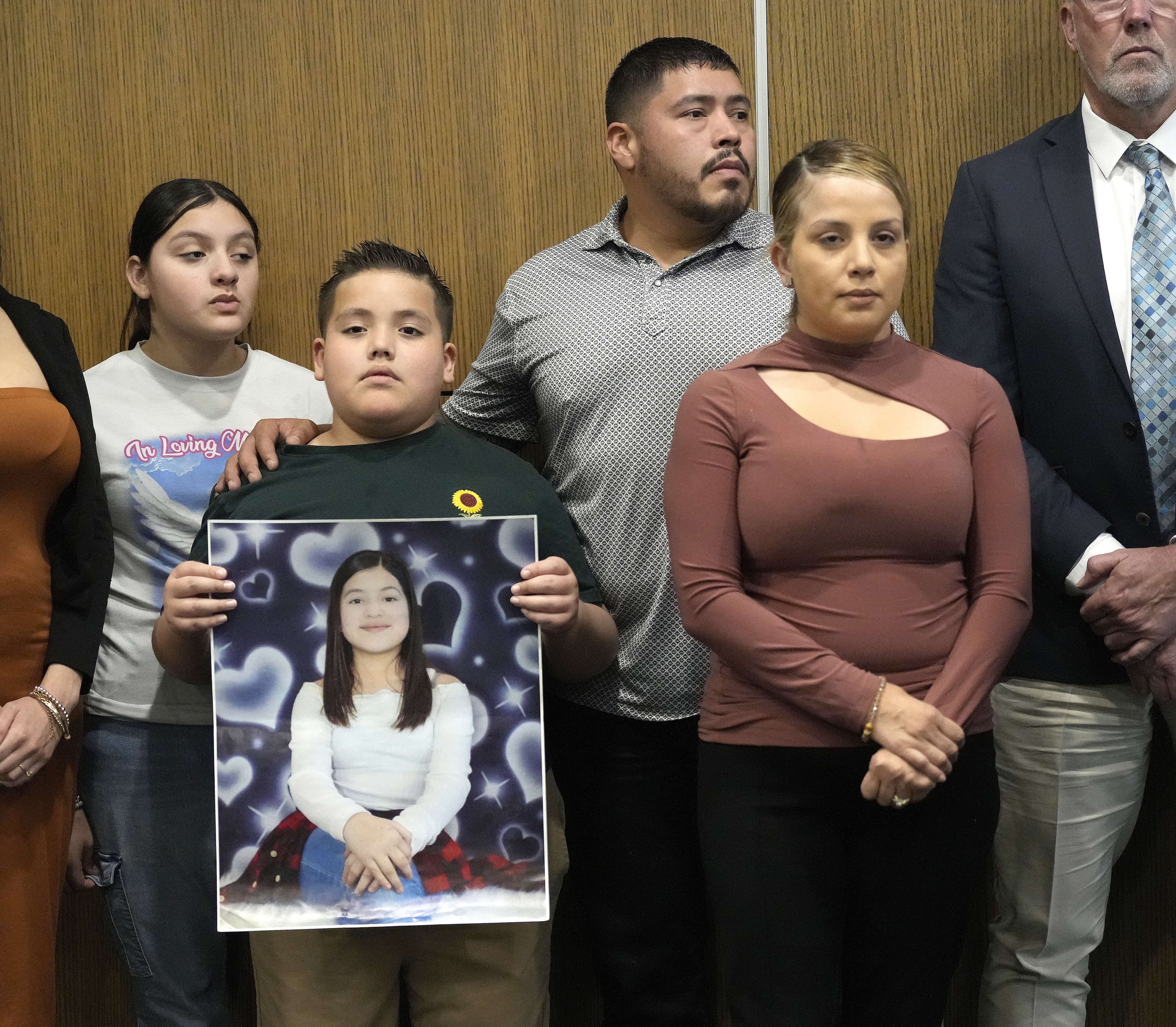 El padre de Arlene Alvarez, Armando Alvarez, rodea con su brazo a su hijo, Armando Alvarez Jr., de 9 años, con su esposa Wendy durante una conferencia de prensa para discutir la acusación de Tony Earls por la muerte del niño de 9 años en 2022 en Crime Stoppers. el miércoles 24 de abril de 2024 en Houston.  (Karen Warren/Houston Chronicle vía AP)